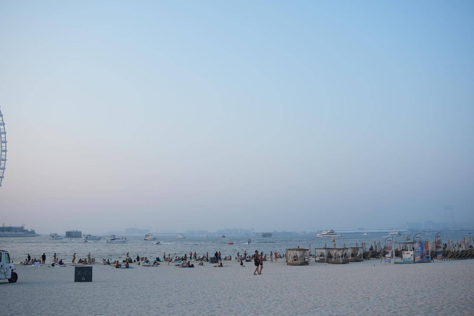 Capsule hotel Yellow Parrot Jbr *