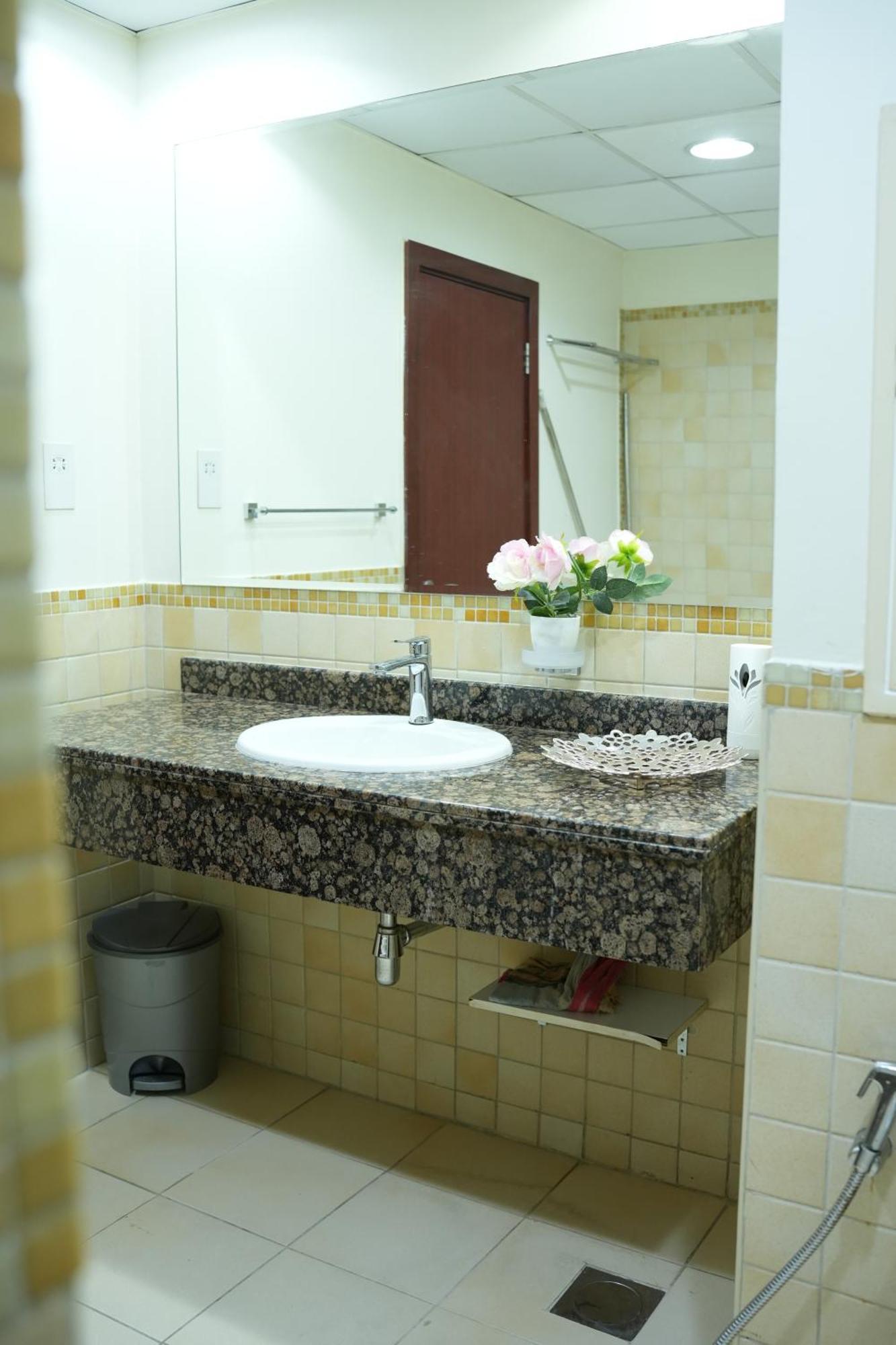 Capsule hotel Yellow Parrot Jbr Dubai