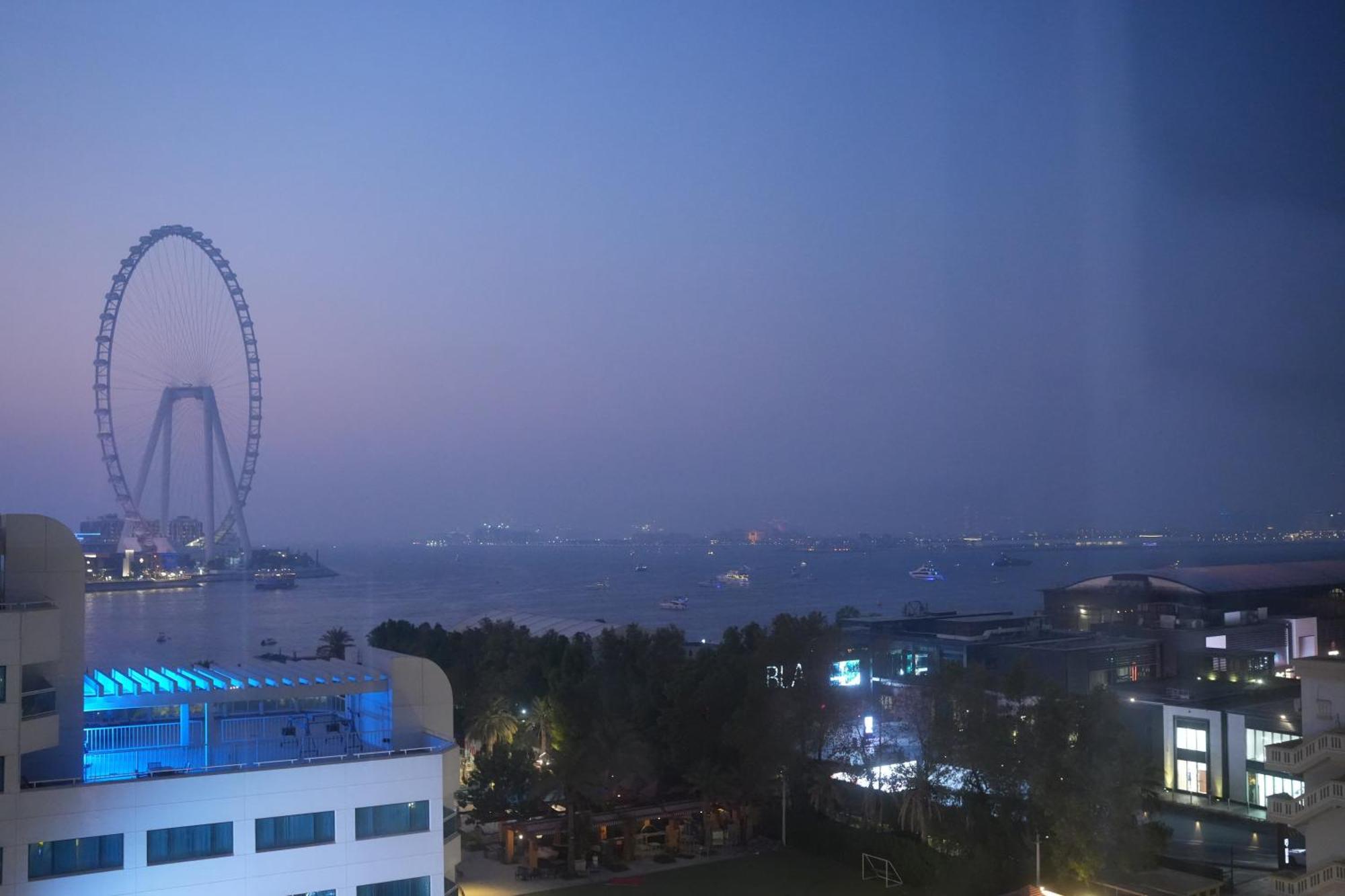 Capsule hotel Yellow Parrot Jbr Dubai