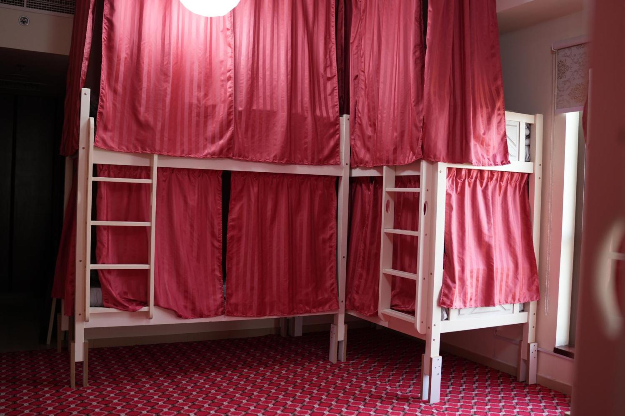 Capsule hotel Yellow Parrot Jbr *