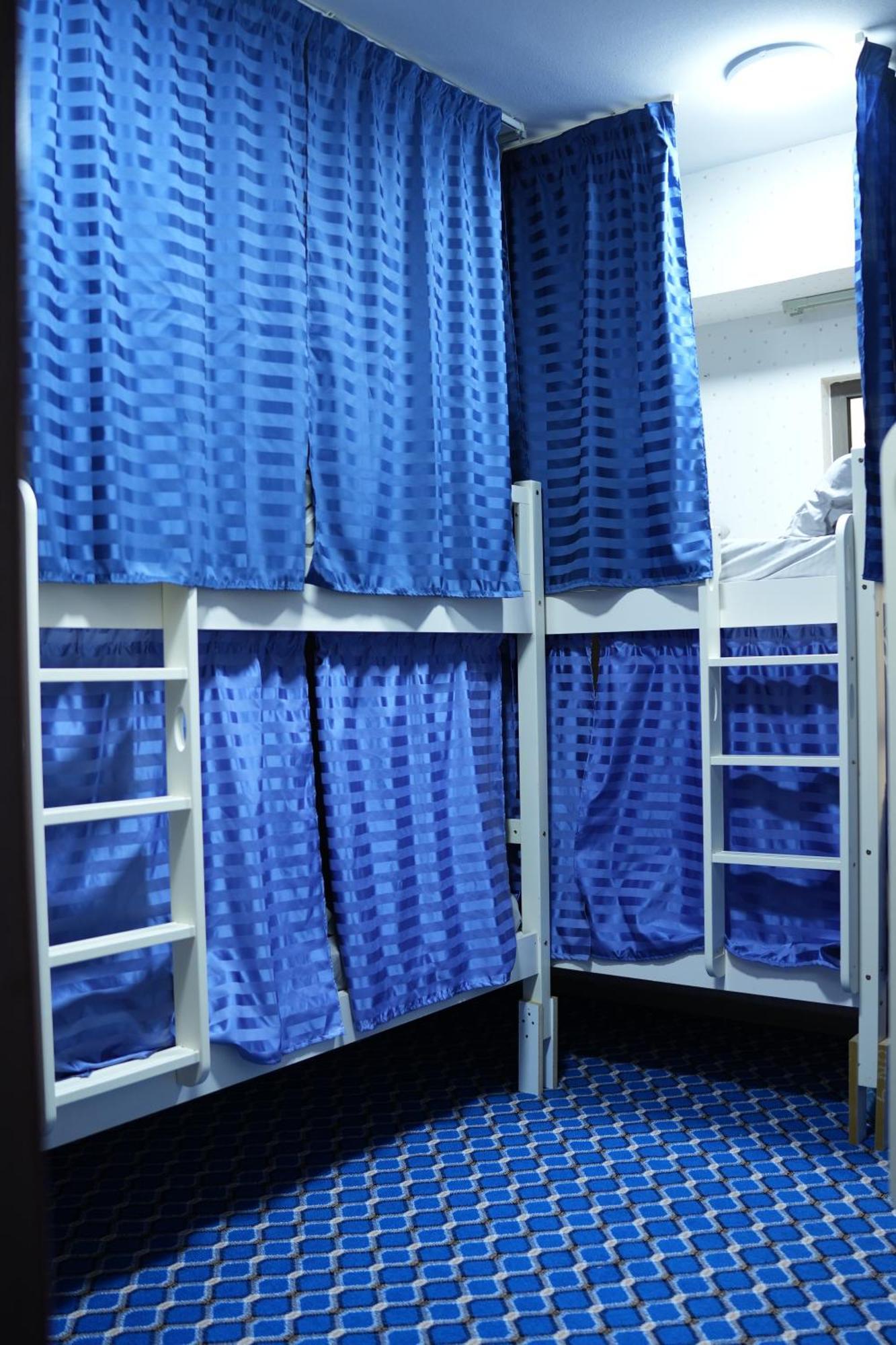 Capsule hotel Yellow Parrot Jbr Dubai