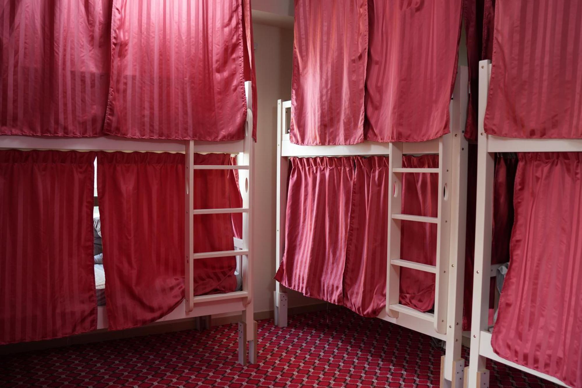 Yellow Parrot Jbr Capsule hotel *
