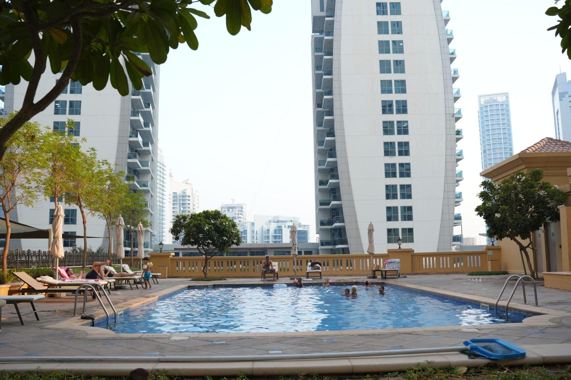 Yellow Parrot Jbr Capsule hotel *