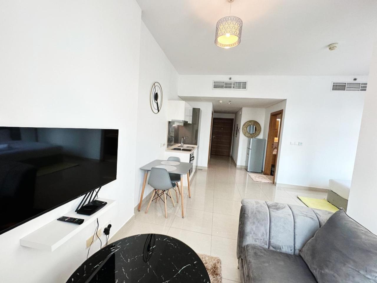 Sleek And Stylish - Modern In The Heart Of By Petals Homes Apartment Dubai