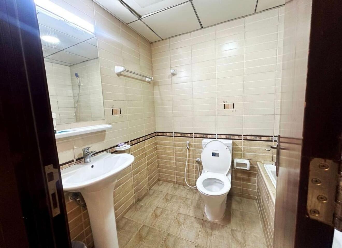 Homestay Familiar Partition In Tecom Near Icm Metro Dubai