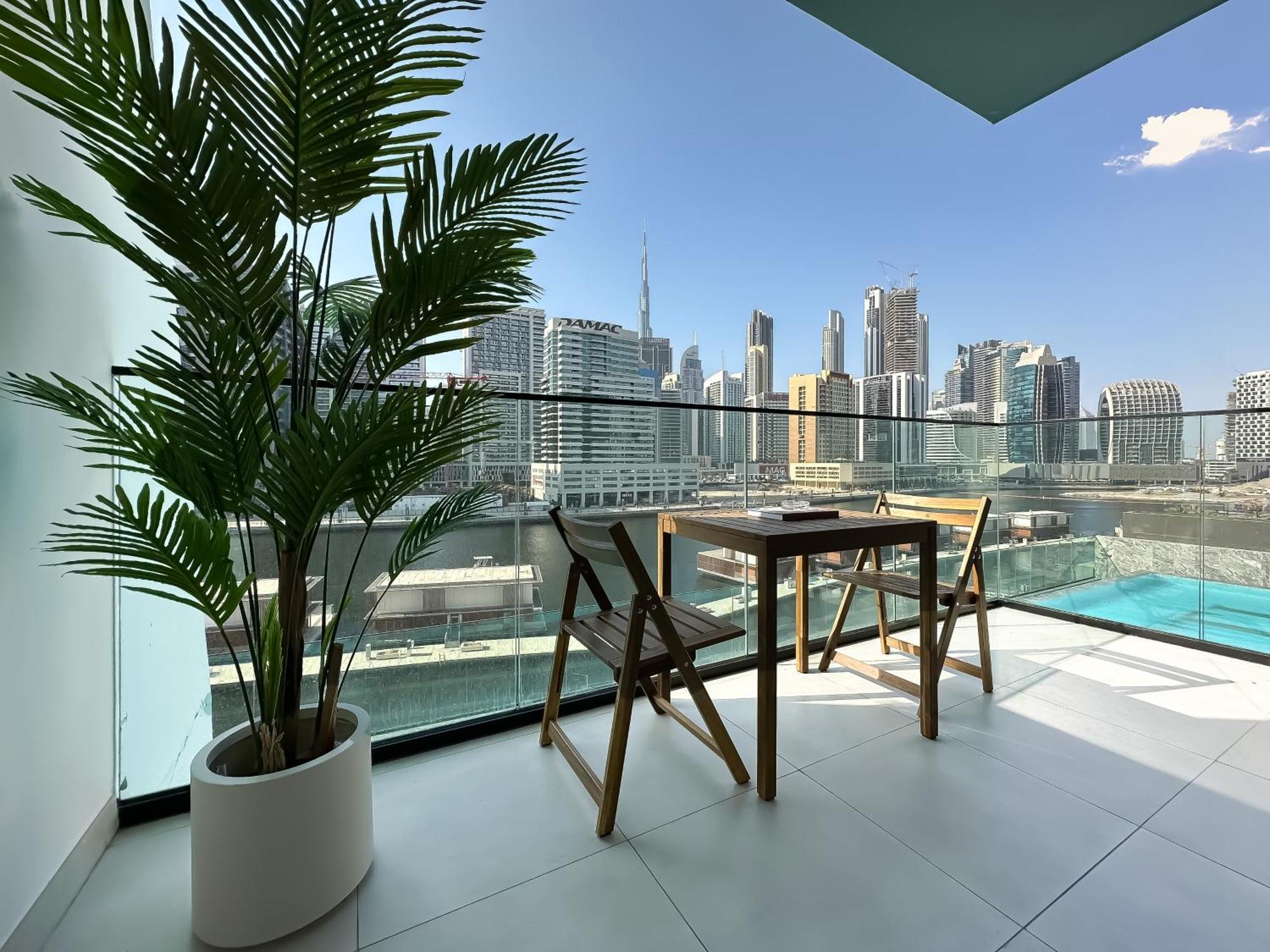 Trophy - Santorini Burjkhalifa & Canal Views Sofa Bed *