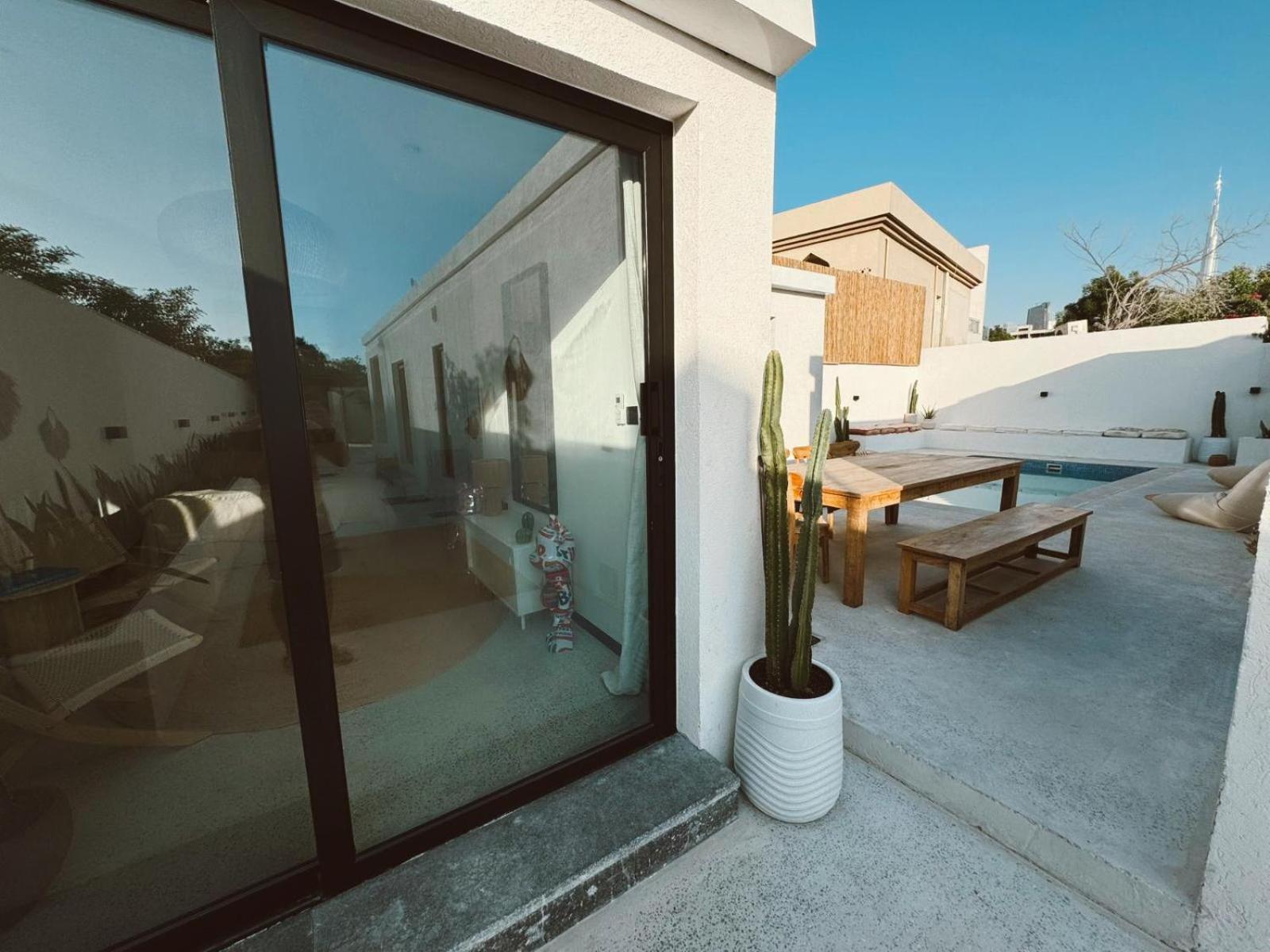 Apartment Beachside Escape 2 Min To Shore, Shared Pool & Burj Khalifa View! *