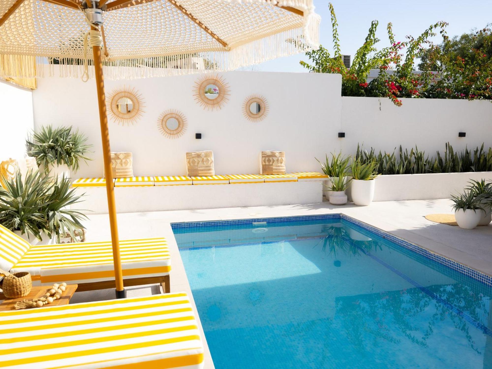 Beachside Escape 2 Min To Shore, Shared Pool & Burj Khalifa View! *