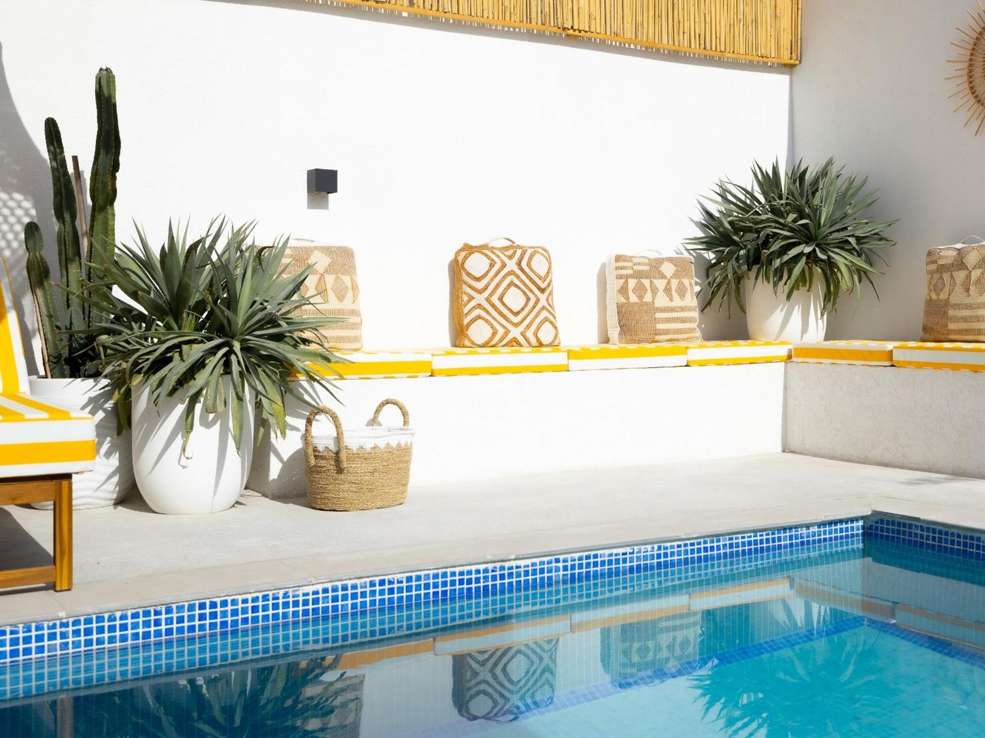 Beachside Escape 2 Min To Shore, Shared Pool & Burj Khalifa View! Dubai
