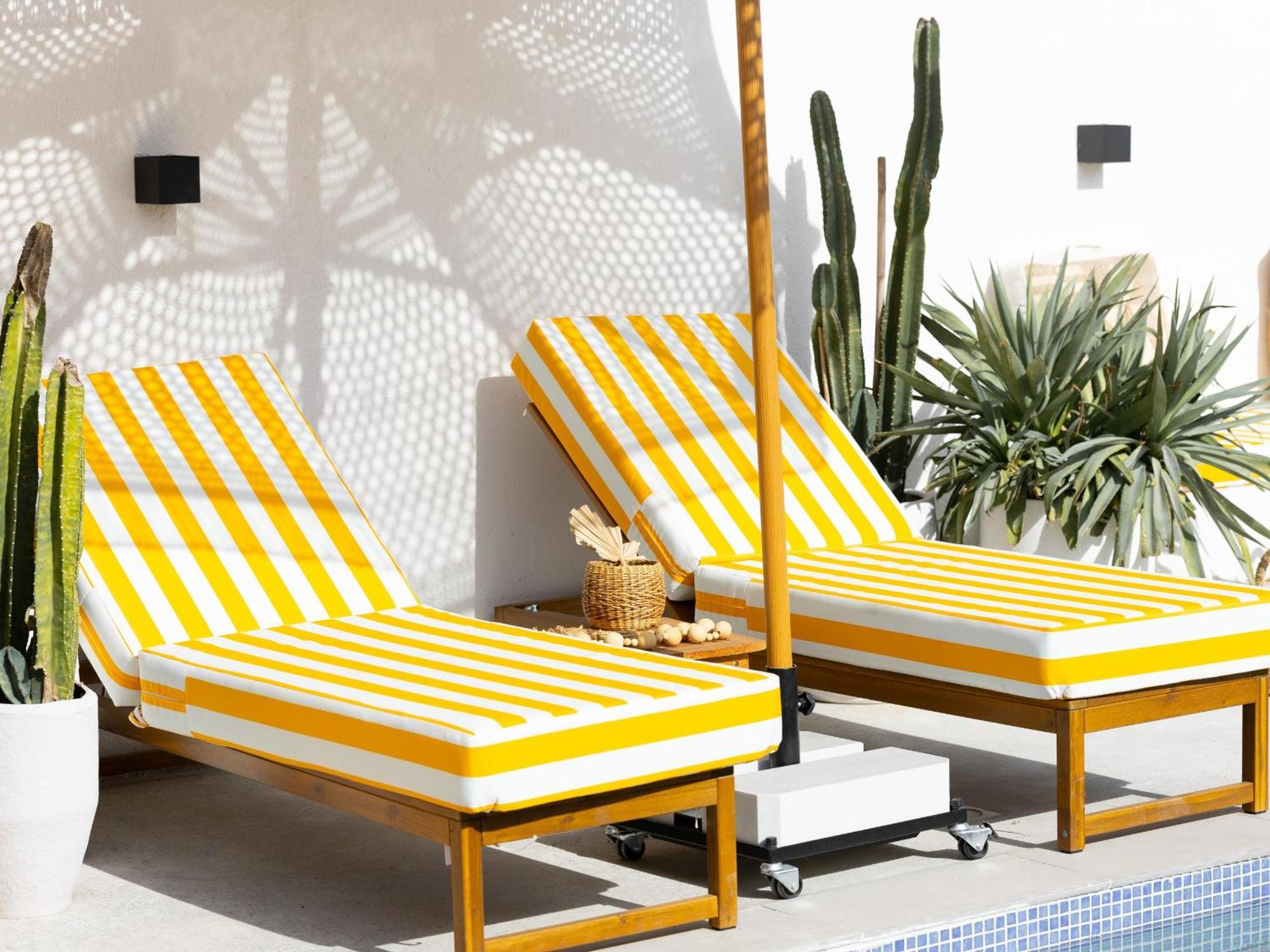 Beachside Escape 2 Min To Shore, Shared Pool & Burj Khalifa View! Apartment Dubai