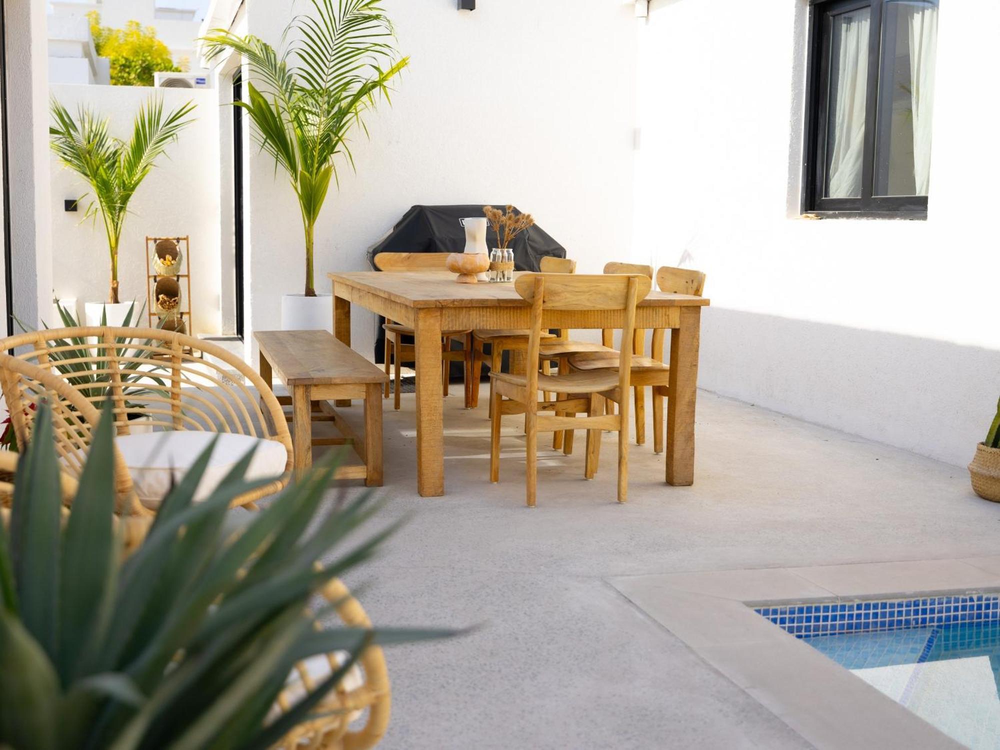 Beachside Escape 2 Min To Shore, Shared Pool & Burj Khalifa View!