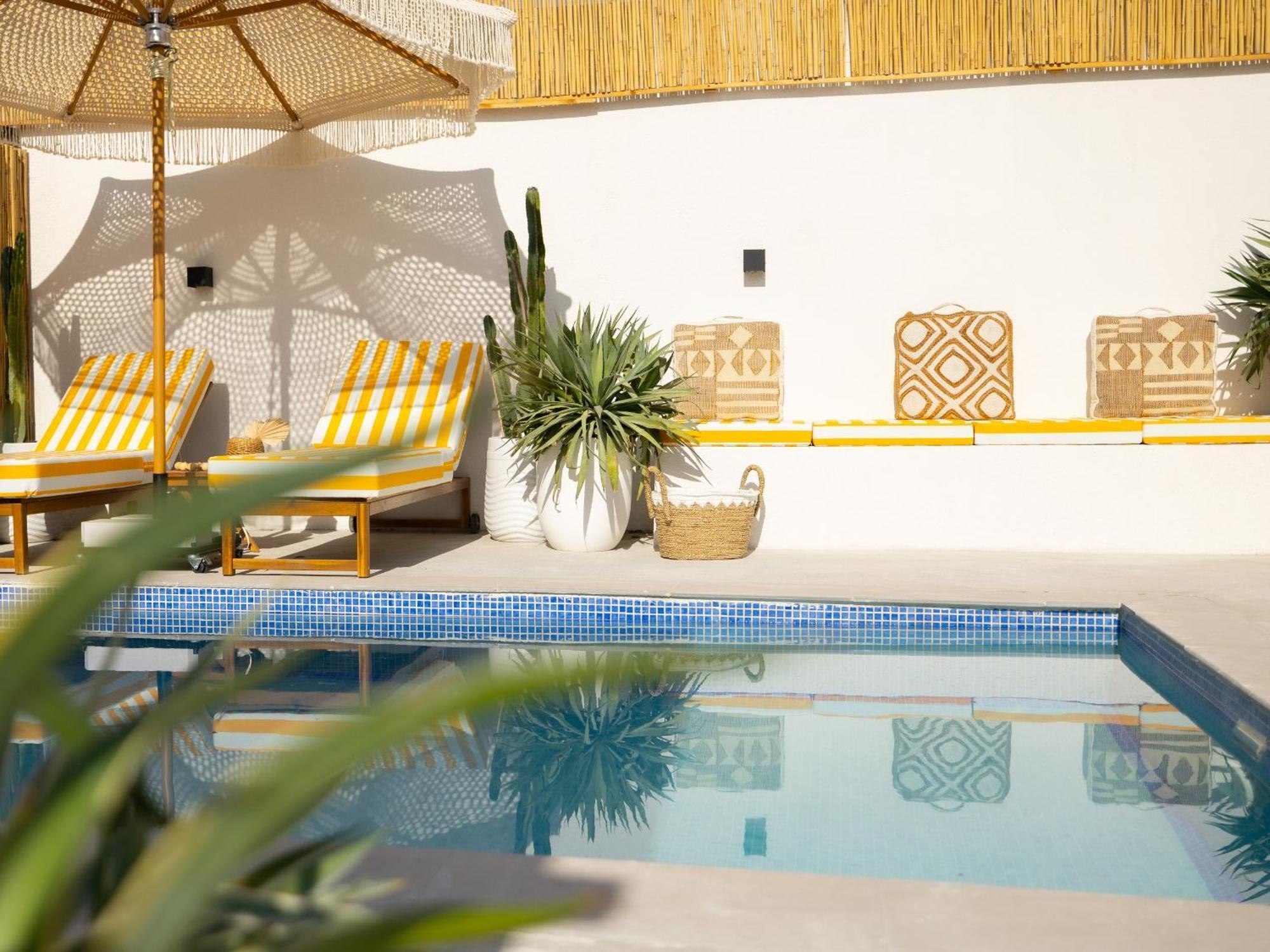 Apartment Beachside Escape 2 Min To Shore, Shared Pool & Burj Khalifa View! *