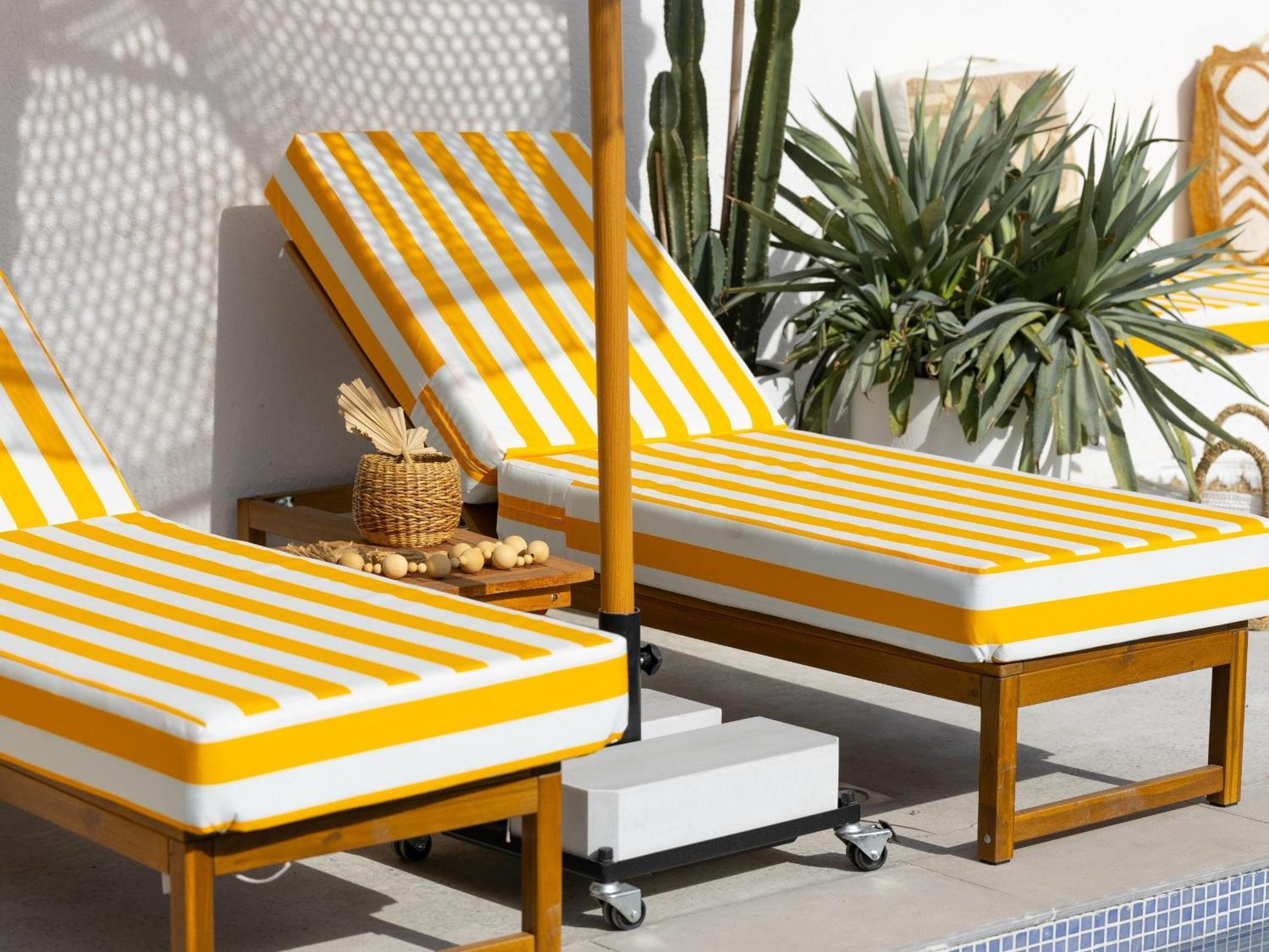 Beachside Escape 2 Min To Shore, Shared Pool & Burj Khalifa View!