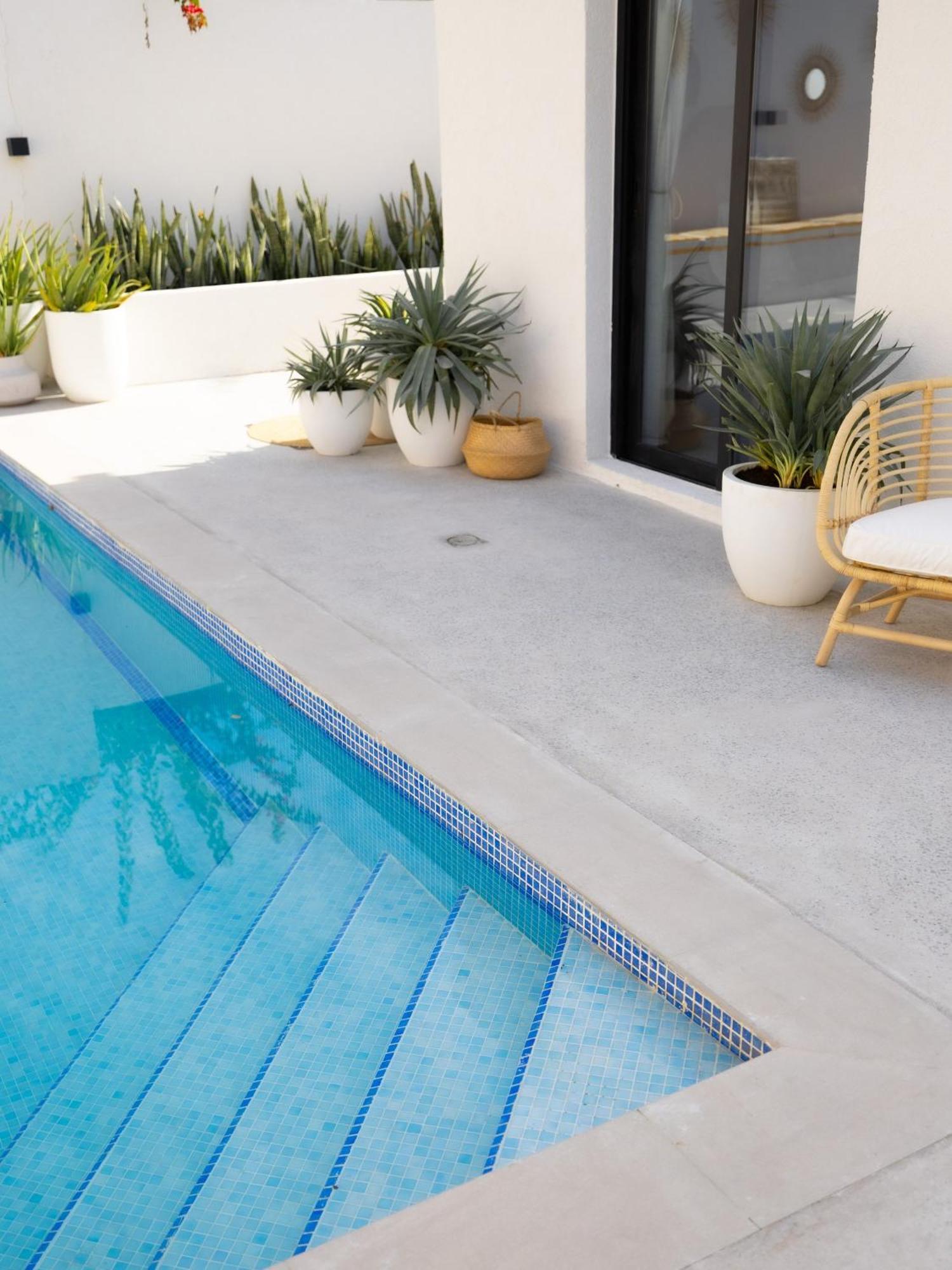 Apartment Beachside Escape 2 Min To Shore, Shared Pool & Burj Khalifa View!
