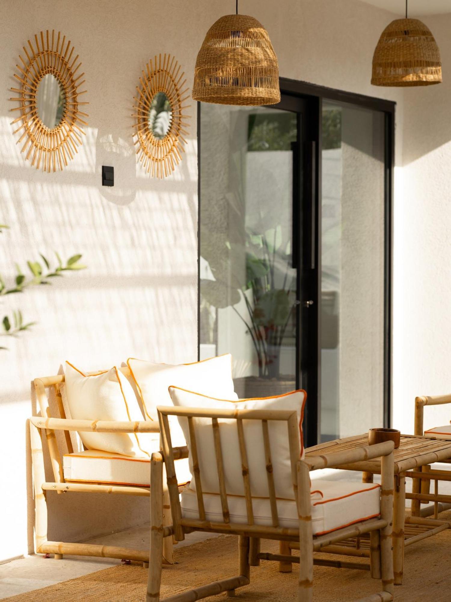 Beachside Escape 2 Min To Shore, Shared Pool & Burj Khalifa View! Dubai