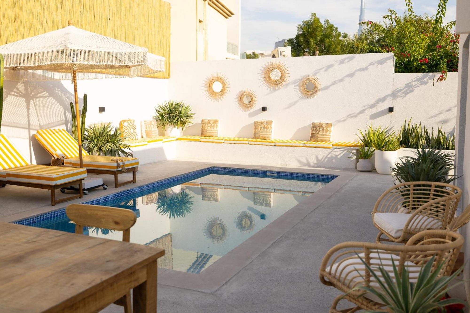 Beachside Escape 2 Min To Shore, Shared Pool & Burj Khalifa View! Apartment *