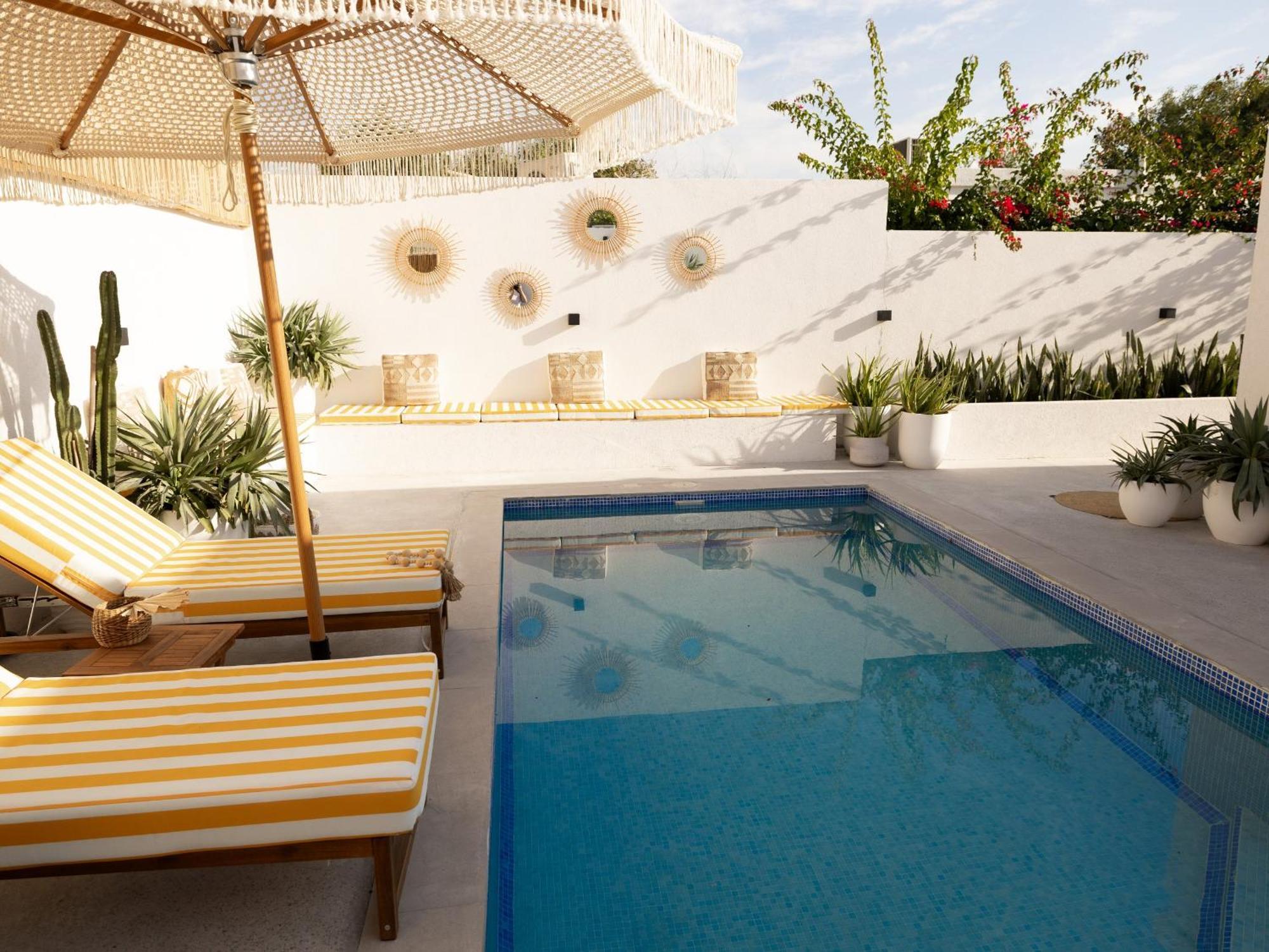 Beachside Escape 2 Min To Shore, Shared Pool & Burj Khalifa View! Apartment *
