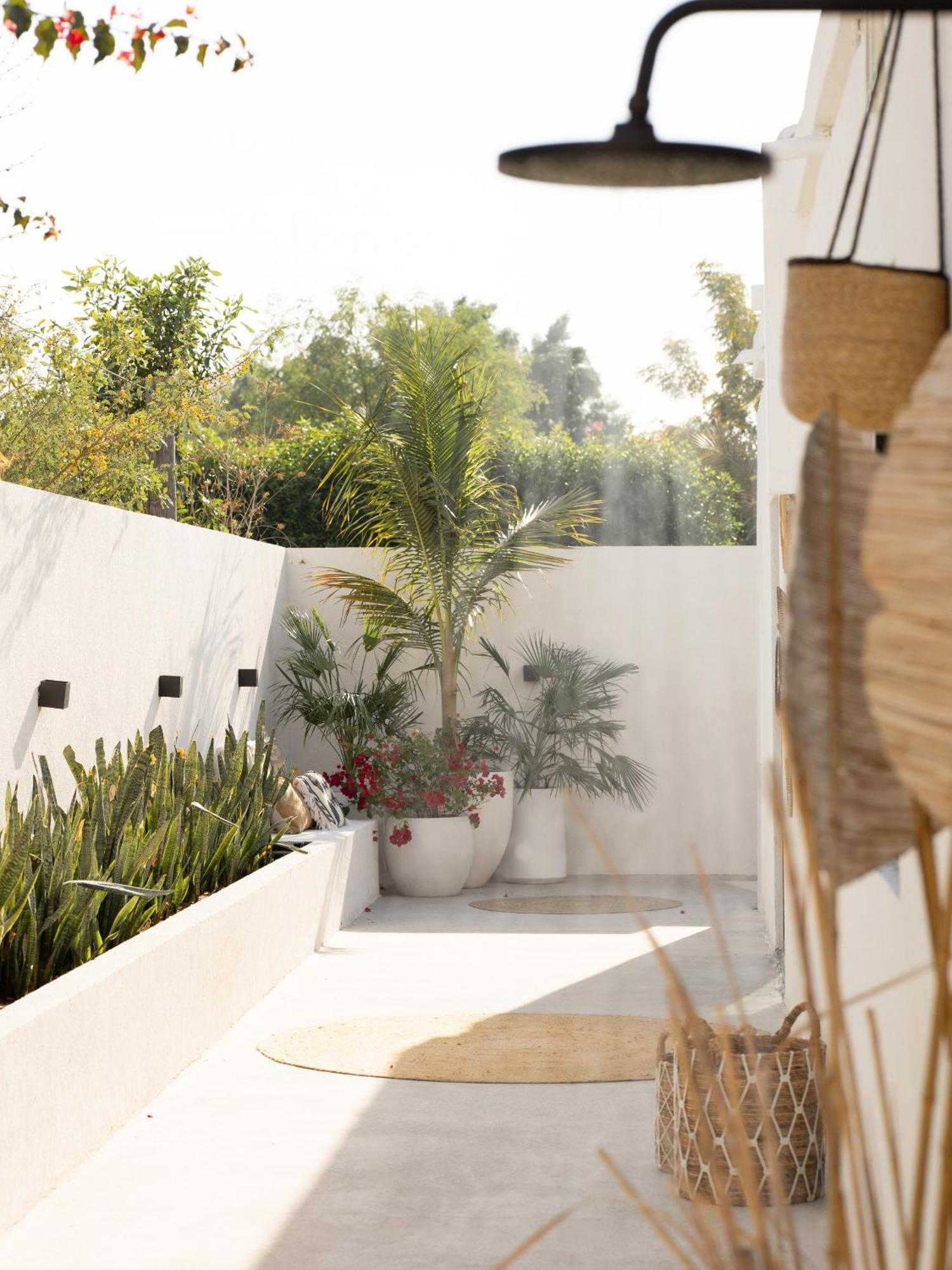 Apartment Beachside Escape 2 Min To Shore, Shared Pool & Burj Khalifa View! *