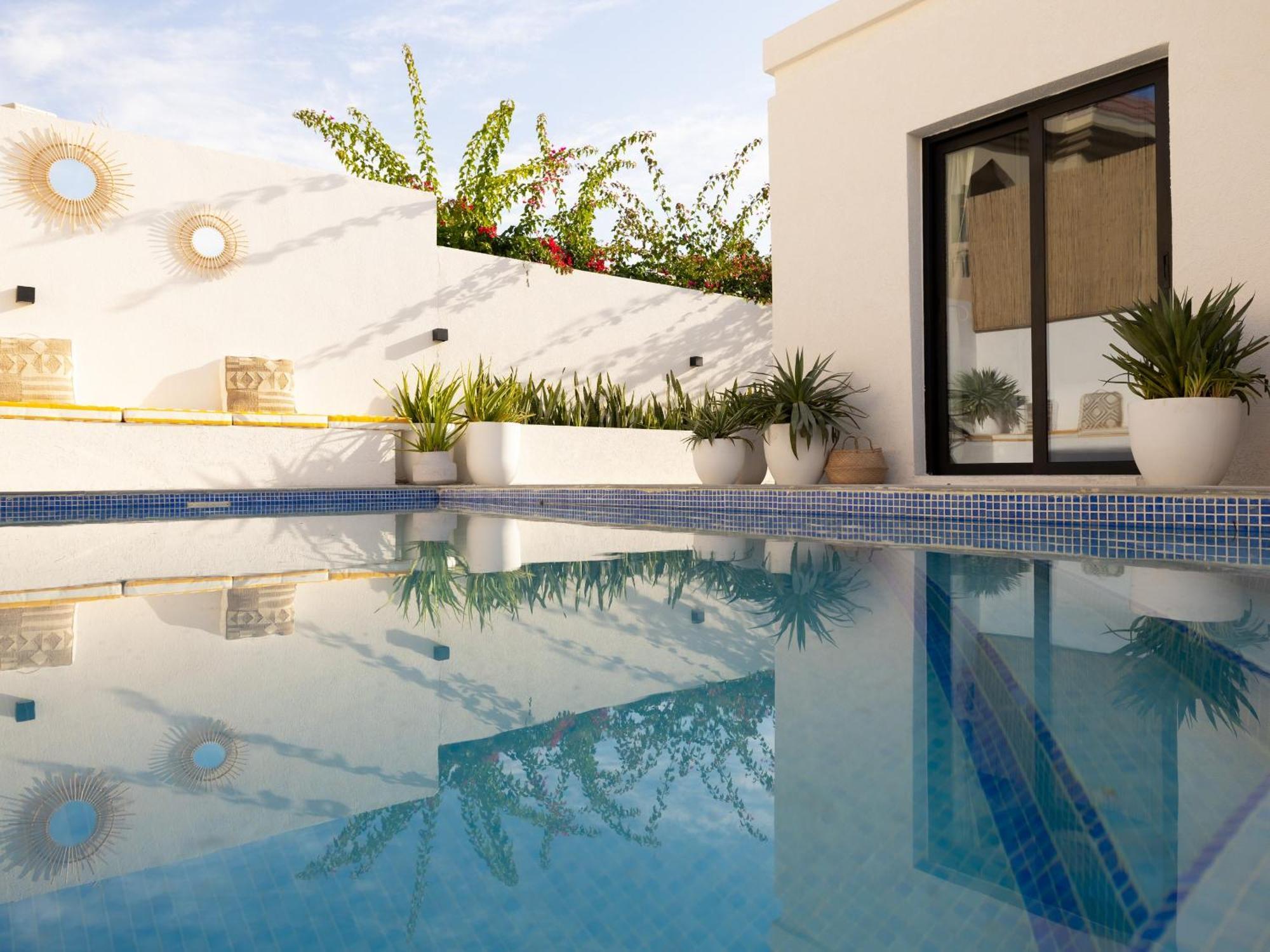 Beachside Escape 2 Min To Shore, Shared Pool & Burj Khalifa View! *