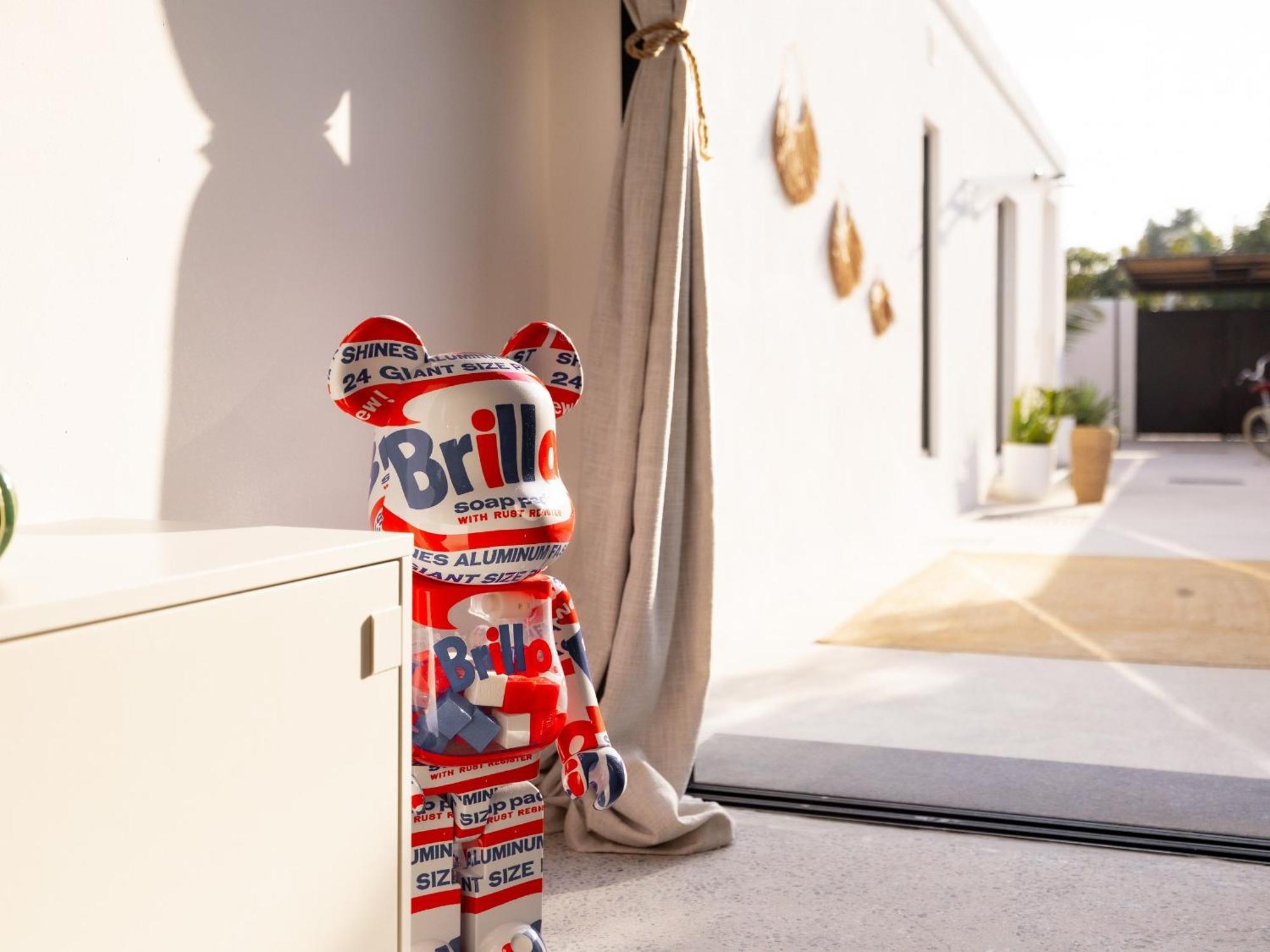 Beachside Escape 2 Min To Shore, Shared Pool & Burj Khalifa View!