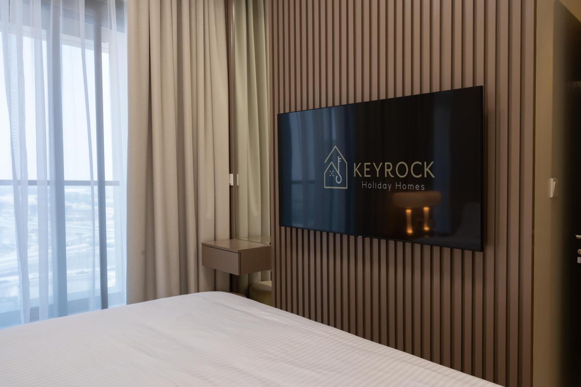 Keyrock Living - Oasis With Balcony Views *