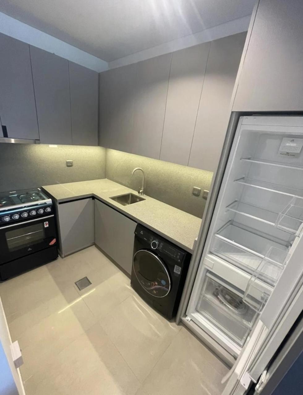 Apartment Brand New Designer 1-bedroom With Free Parking *