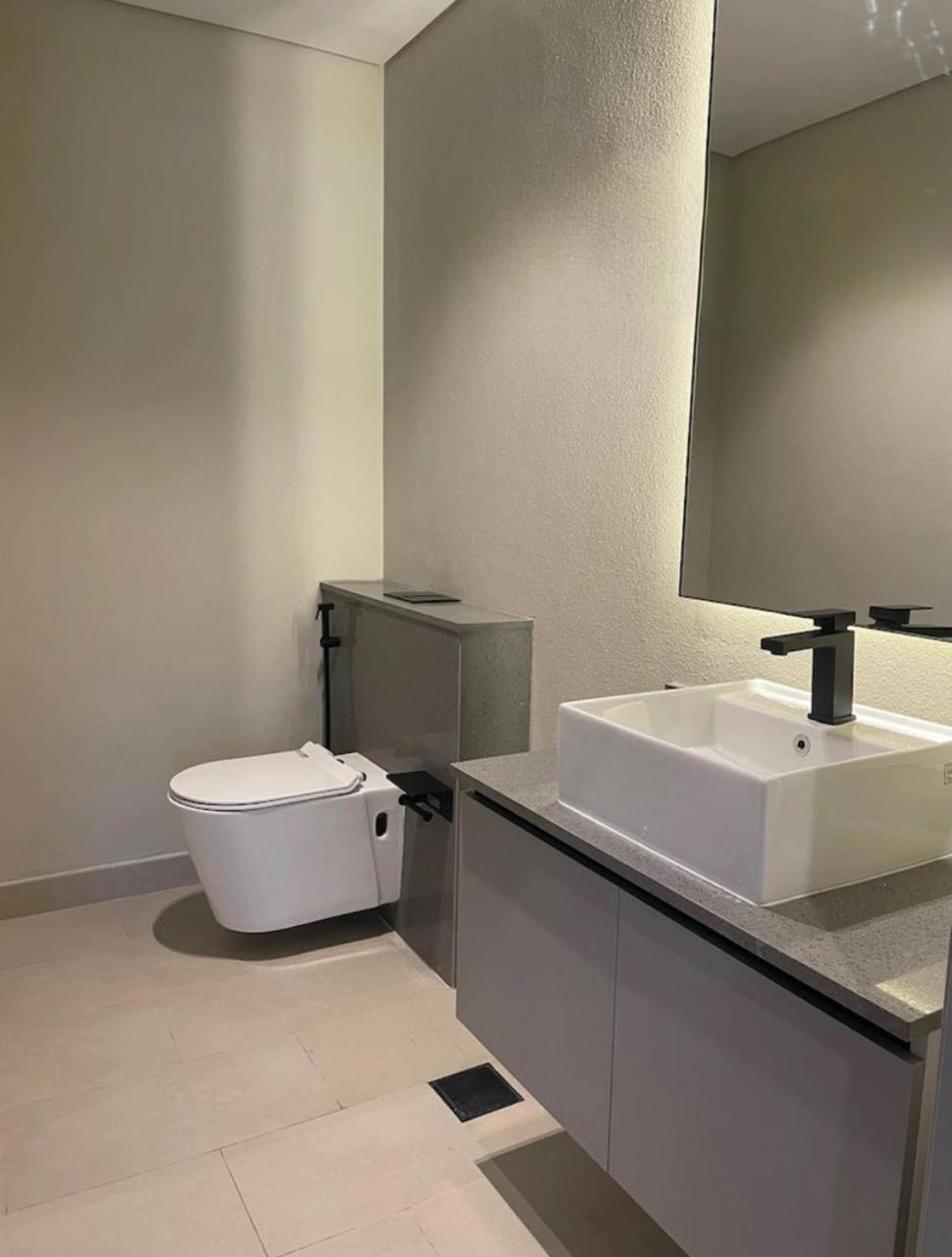 Brand New Designer 1-bedroom With Free Parking Apartment Dubai