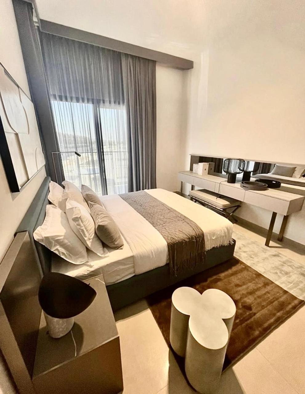 Brand New Designer 1-bedroom With Free Parking Apartment *