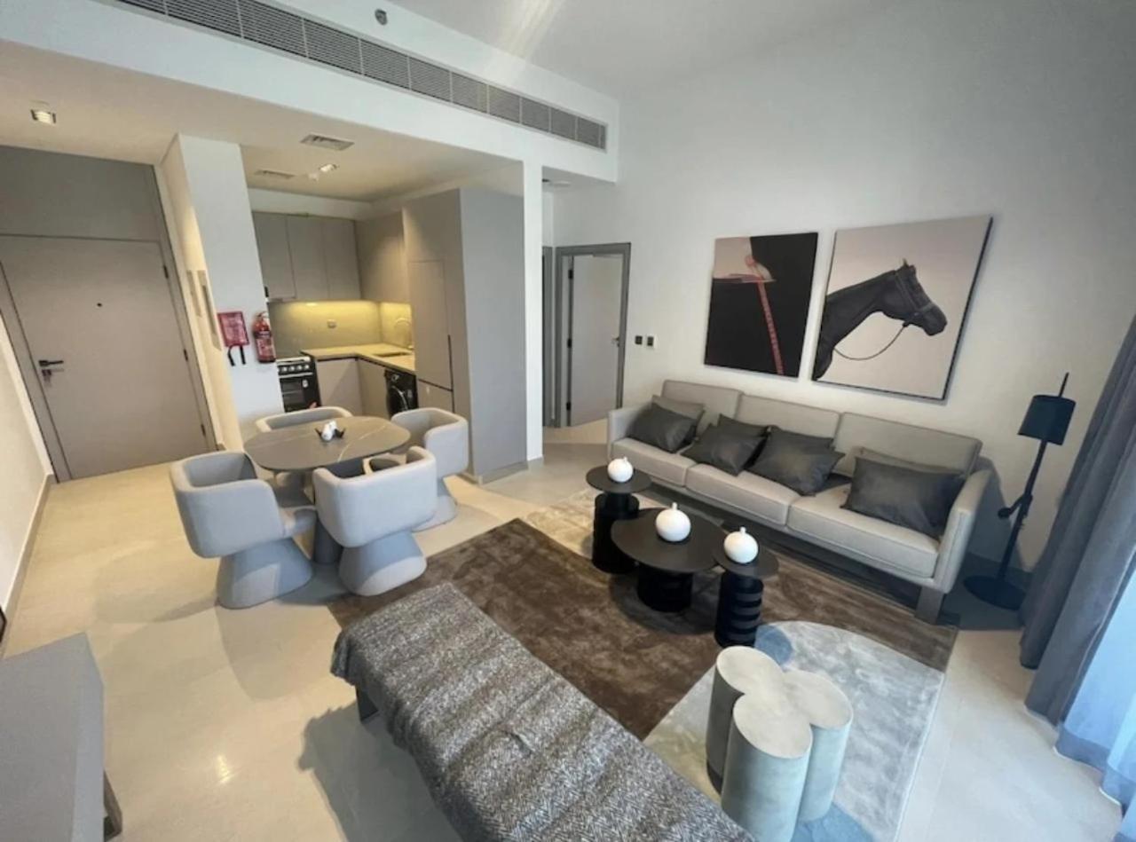 Apartment Brand New Designer 1-bedroom With Free Parking