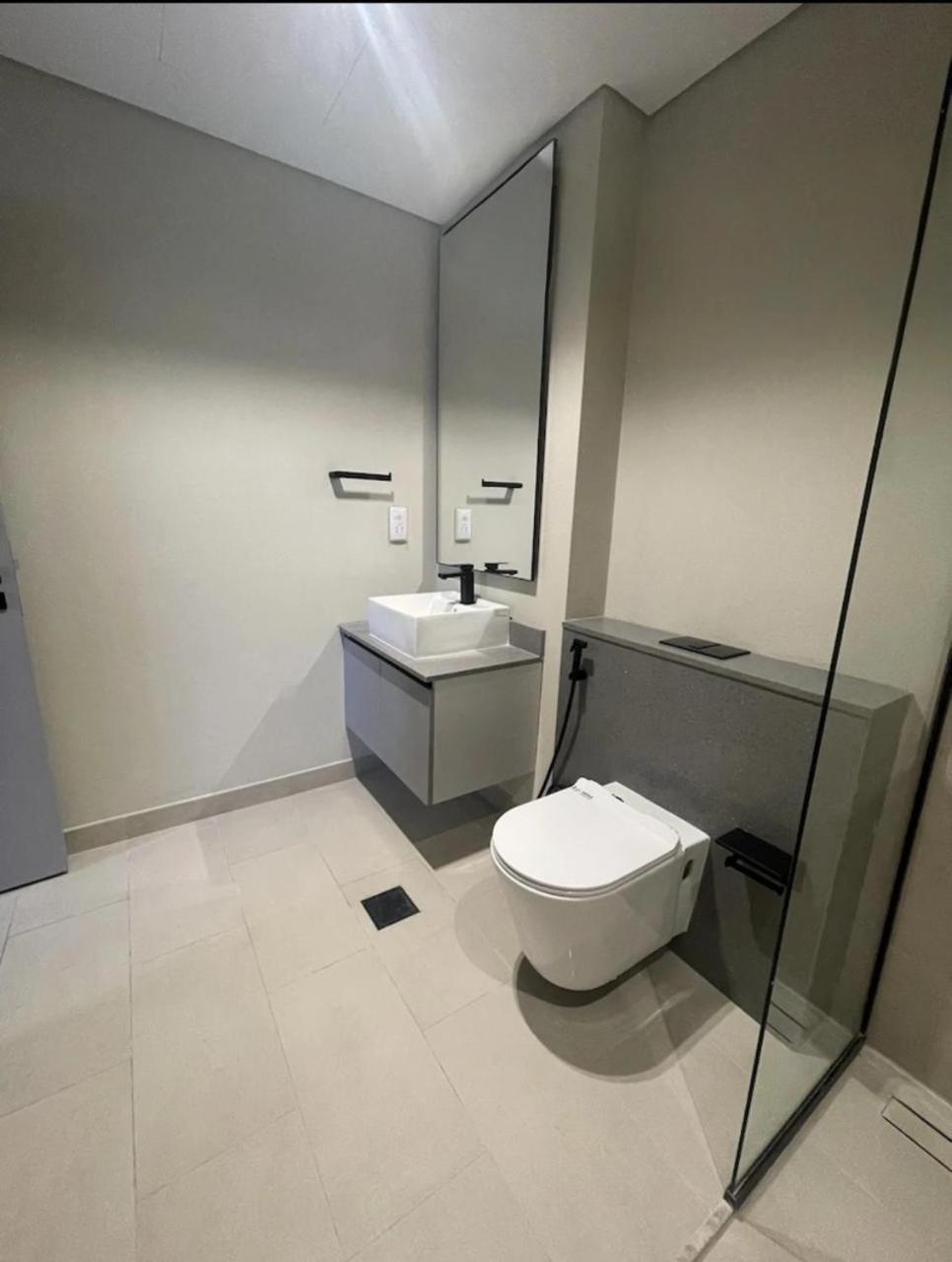 Apartment Brand New Designer 1-bedroom With Free Parking *