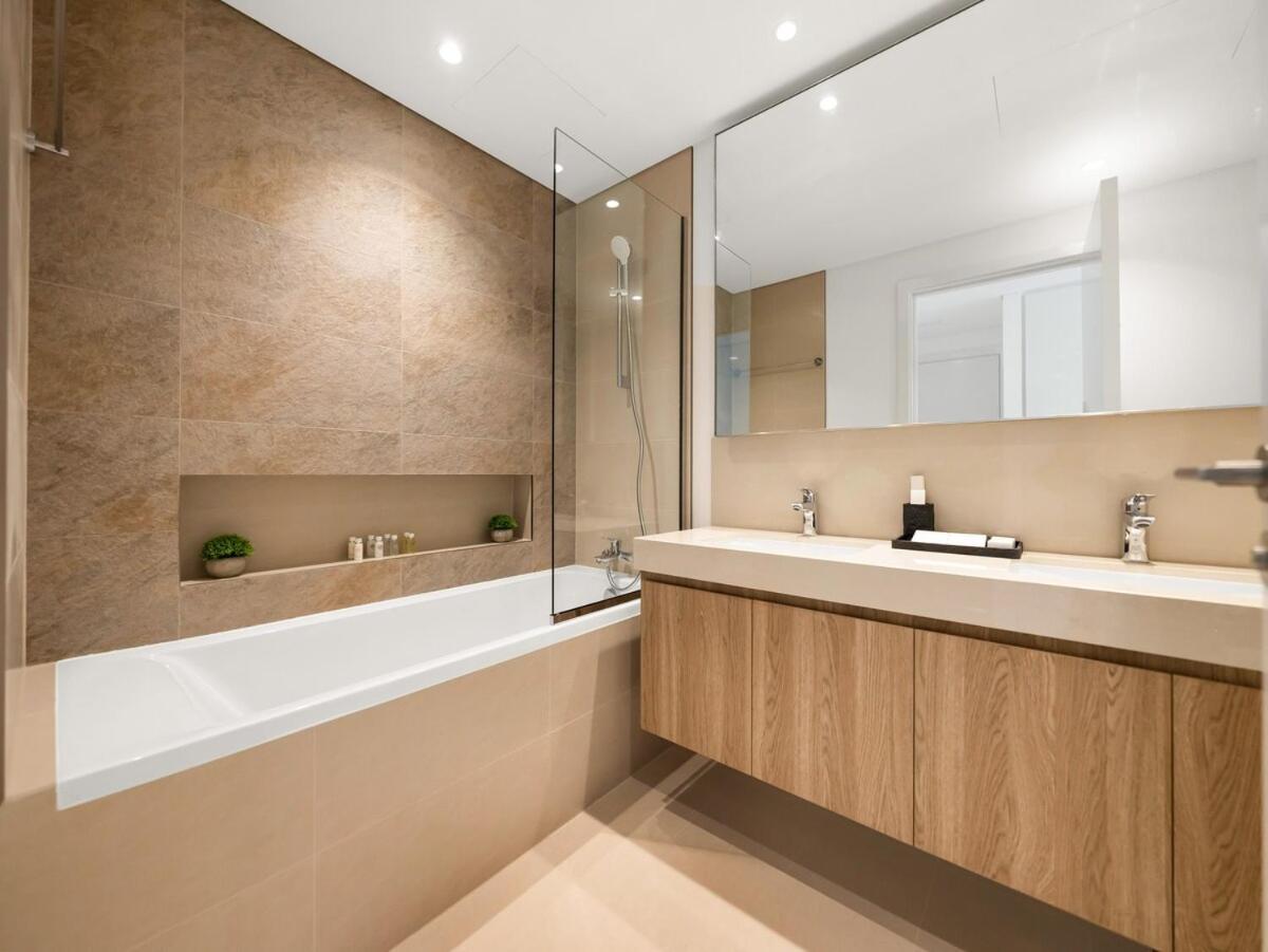 New Luxurious 4br With Burj Khalifa & Fountain View Near Difc *