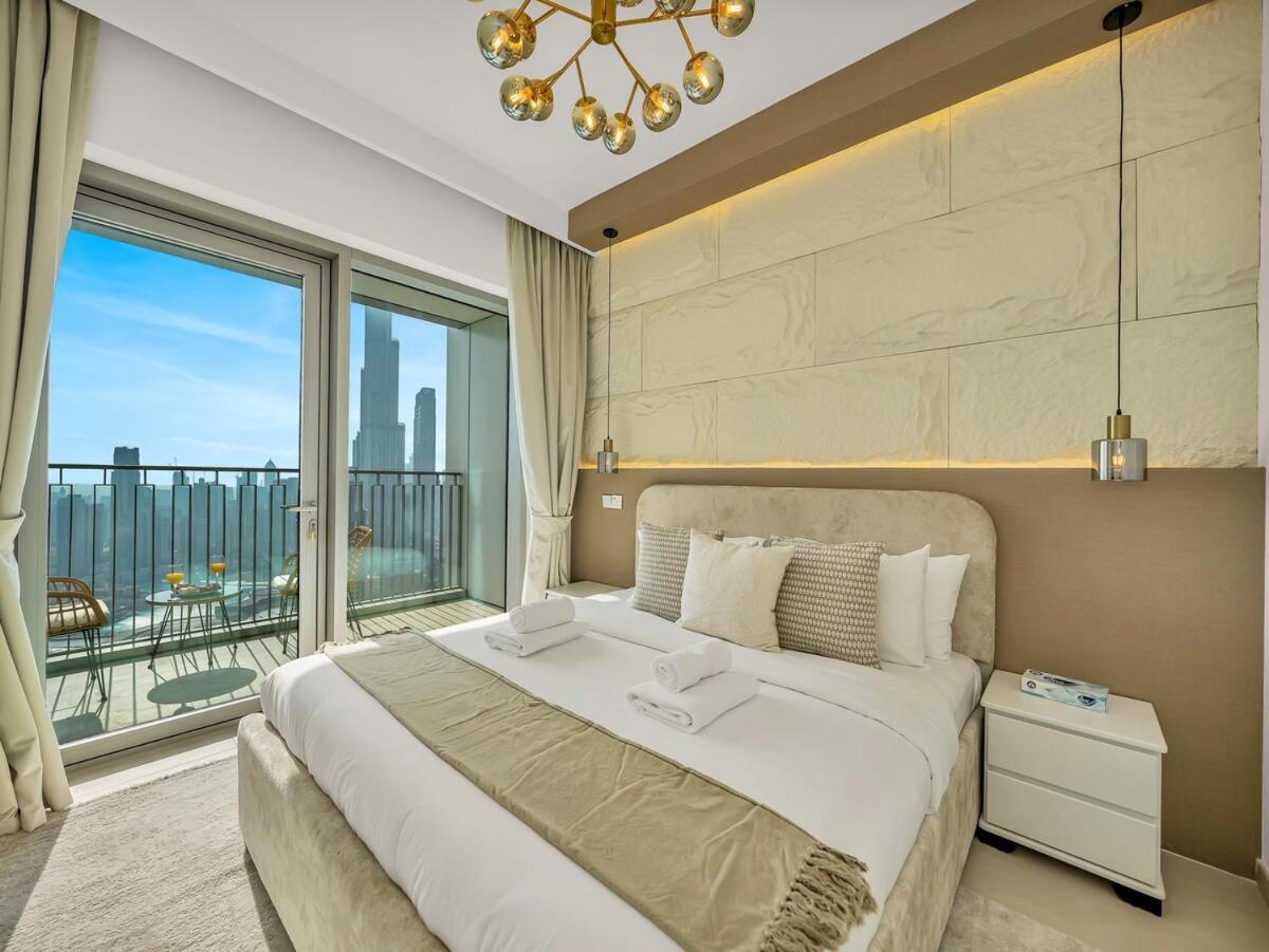New Luxurious 4br With Burj Khalifa & Fountain View Near Difc *
