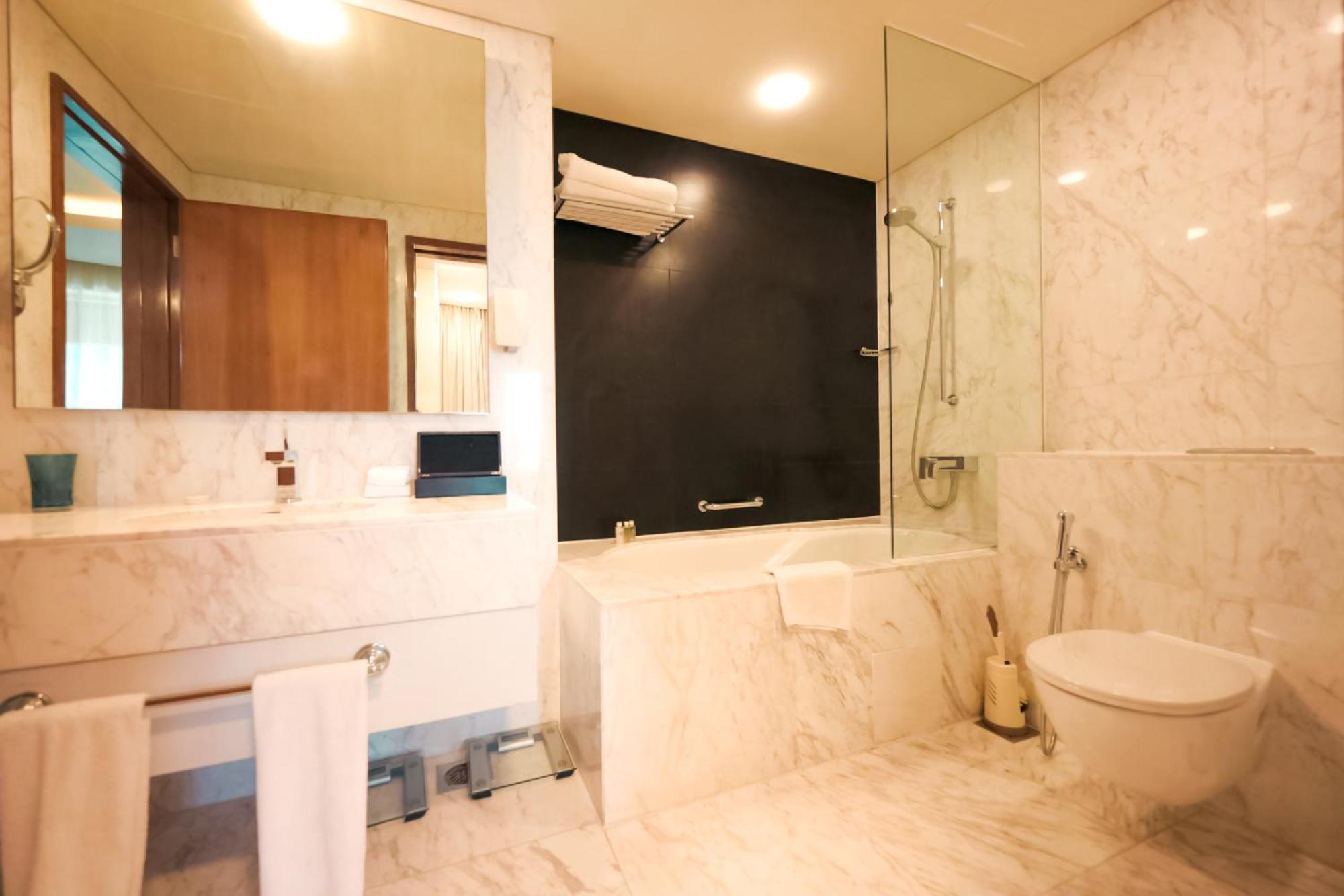 Emaar Fashion Avenue One Bedroom - Formerly Address Mall Four Apple Homes