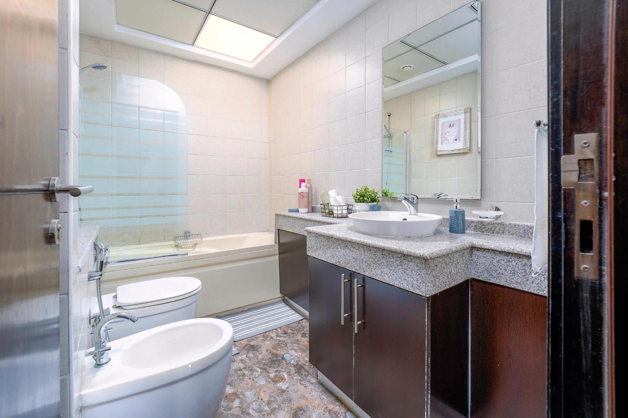 Marina Majesty- Homely & Cozy 2br, Canalview, Location Dubai