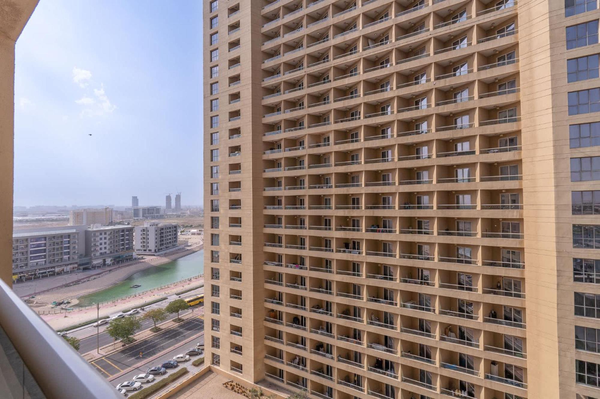 Stylish Perfect For 3 In Production Apartment Dubai