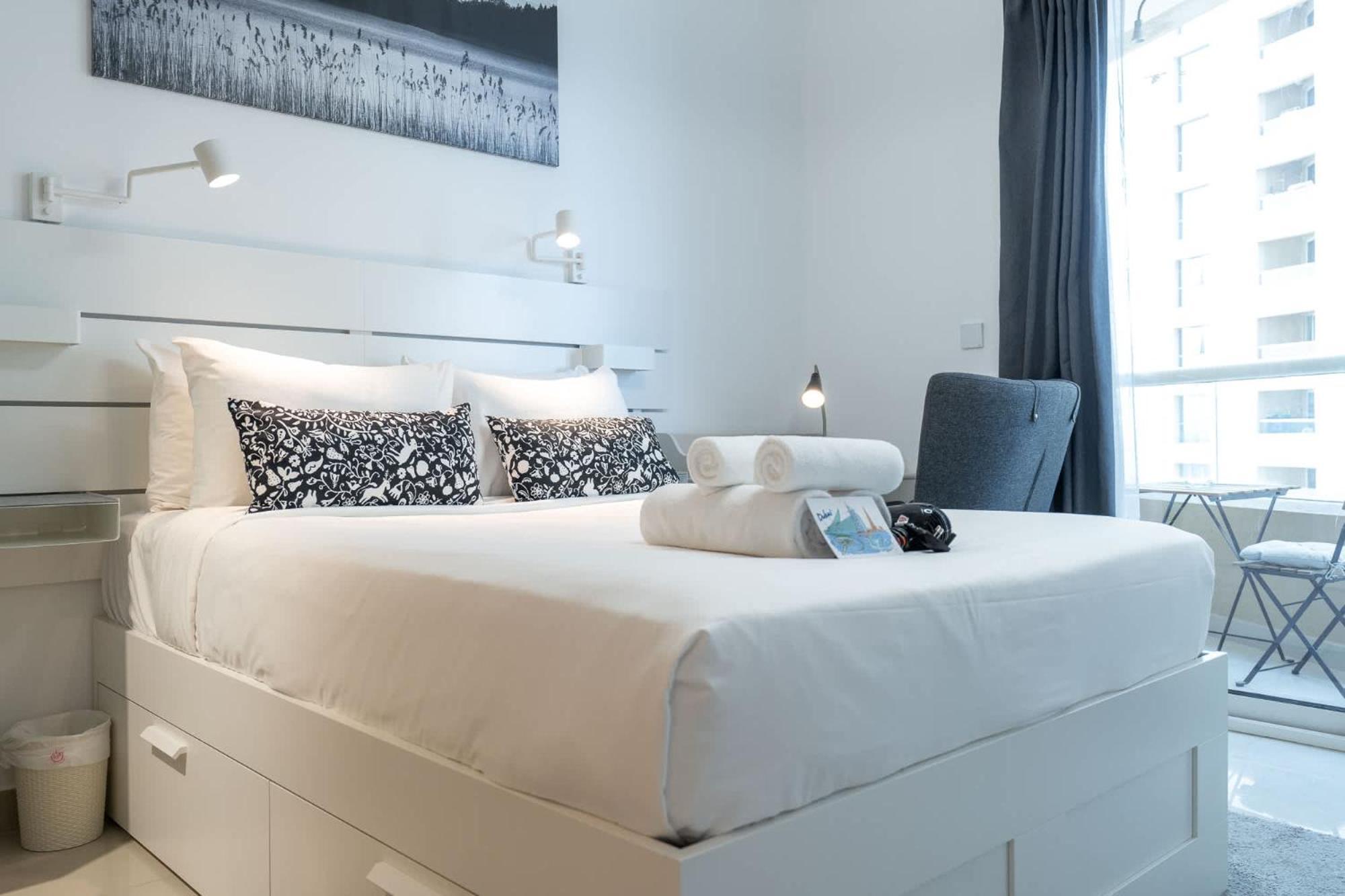 Apartment Stylish Perfect For 3 In Production Dubai