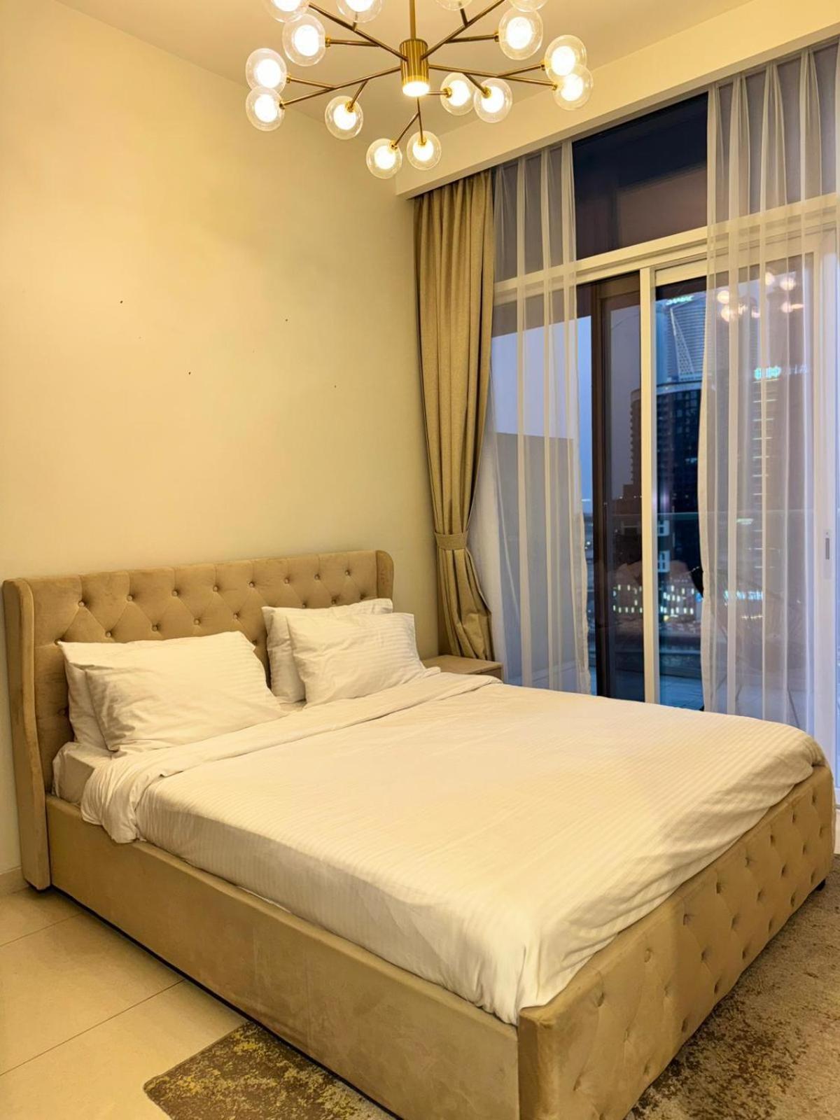 Apartment Chic 1-bedroom Retreat With Stunning Canal View Near Burj Khalifa & Business Bay