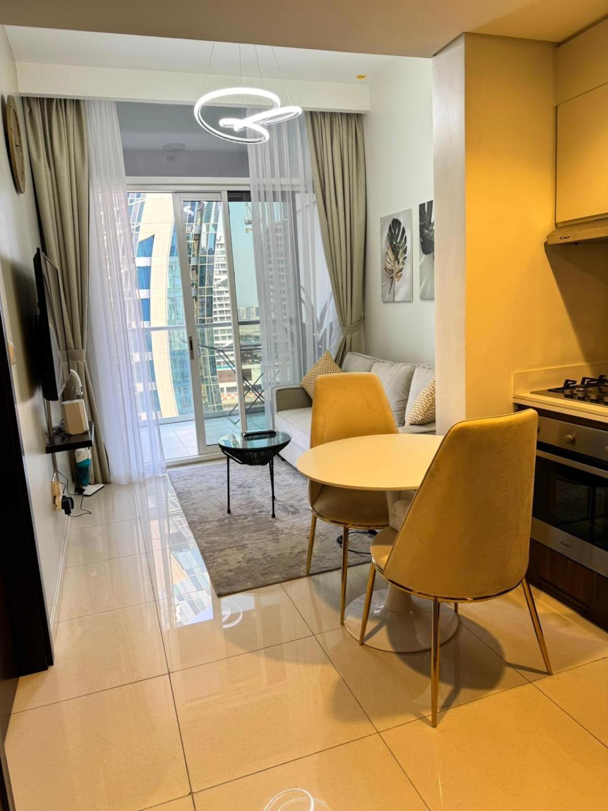 Apartment Chic 1-bedroom Retreat With Stunning Canal View Near Burj Khalifa & Business Bay *