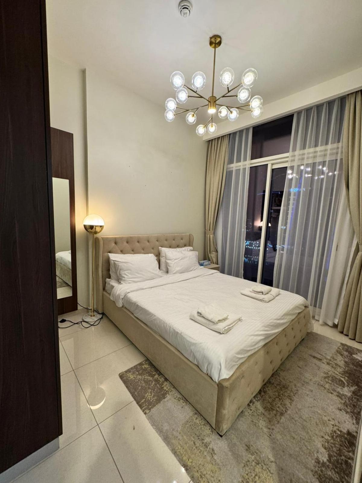 Chic 1-bedroom Retreat With Stunning Canal View Near Burj Khalifa & Business Bay *