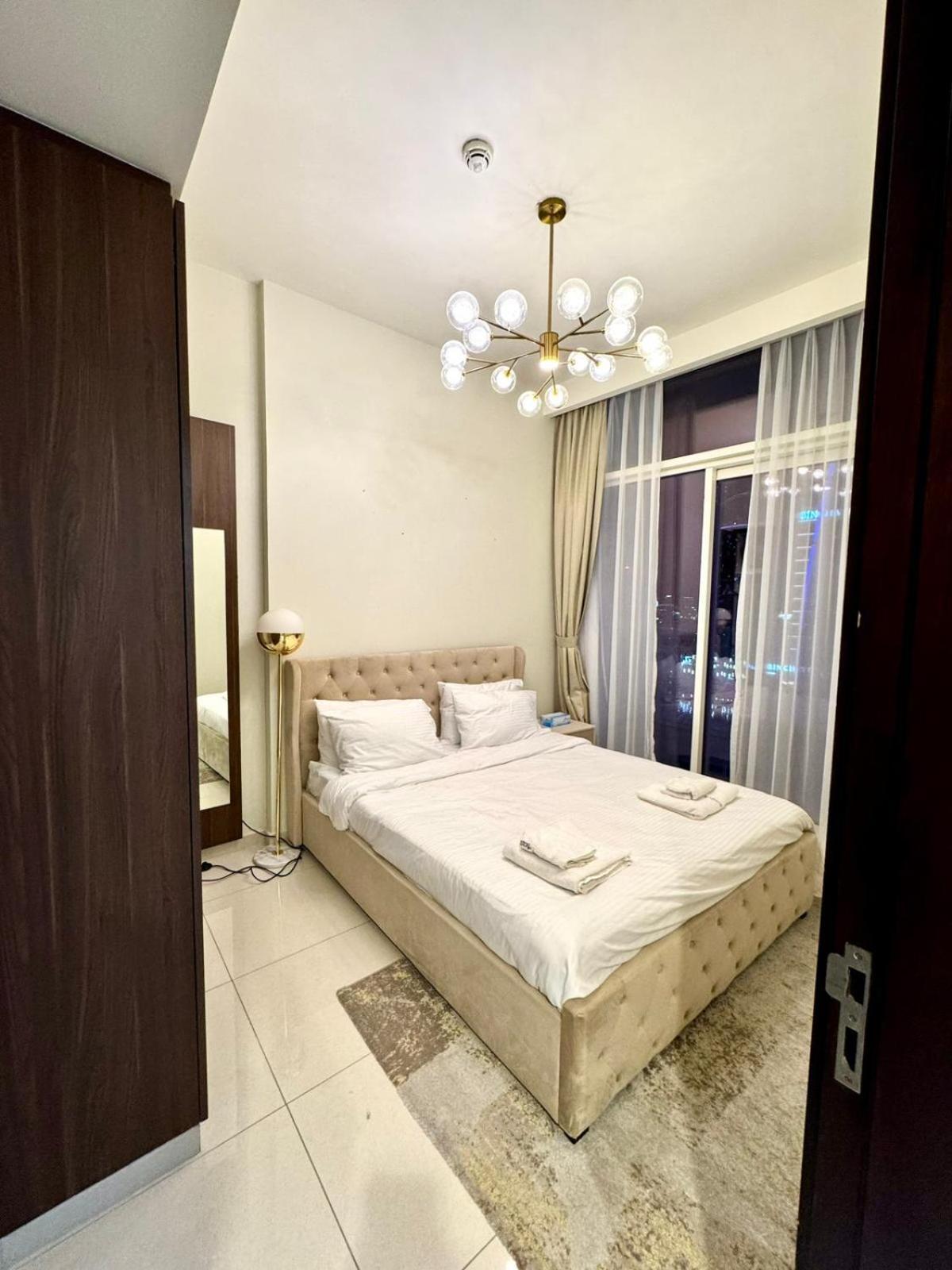 Apartment Chic 1-bedroom Retreat With Stunning Canal View Near Burj Khalifa & Business Bay *