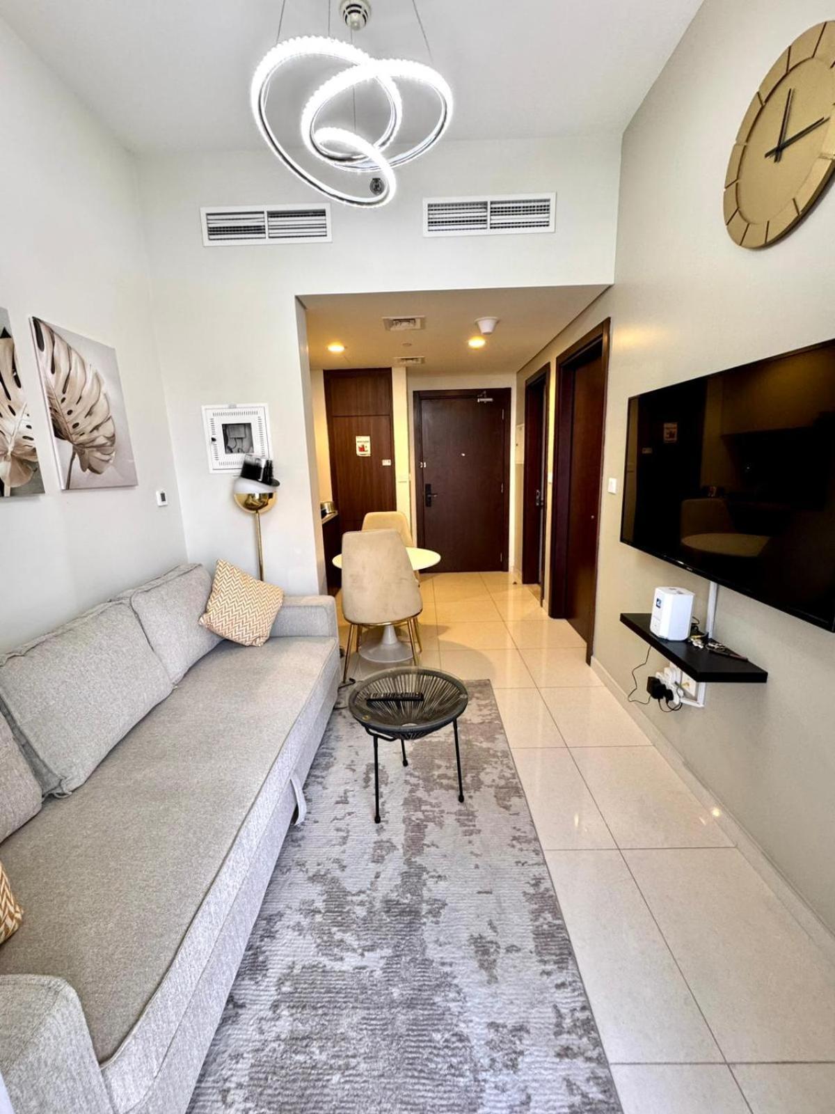 Apartment Chic 1-bedroom Retreat With Stunning Canal View Near Burj Khalifa & Business Bay Dubai