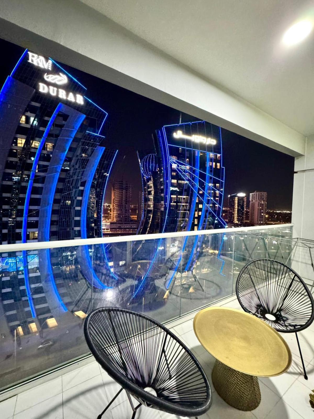 Chic 1-bedroom Retreat With Stunning Canal View Near Burj Khalifa & Business Bay *