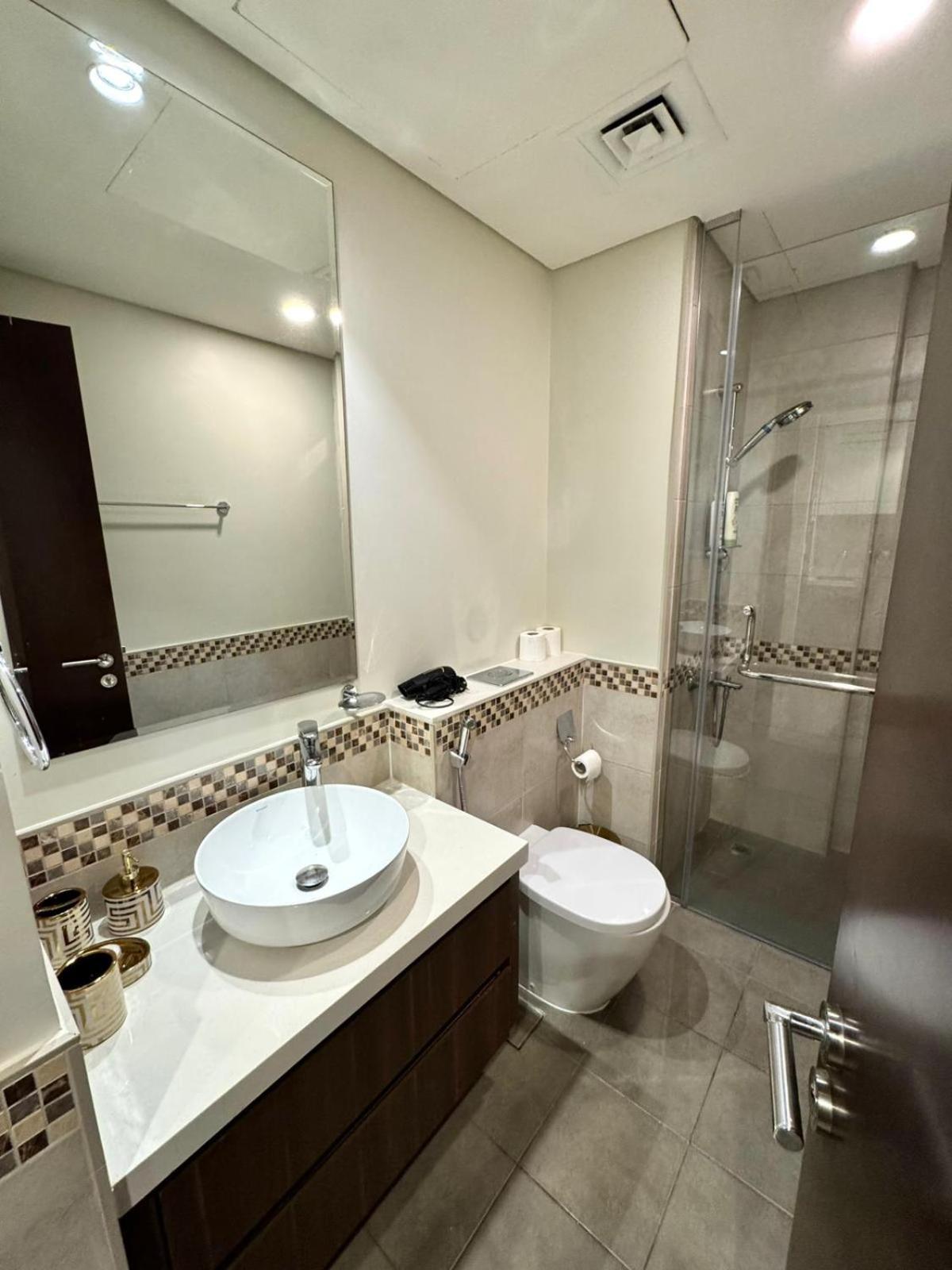 Chic 1-bedroom Retreat With Stunning Canal View Near Burj Khalifa & Business Bay Apartment