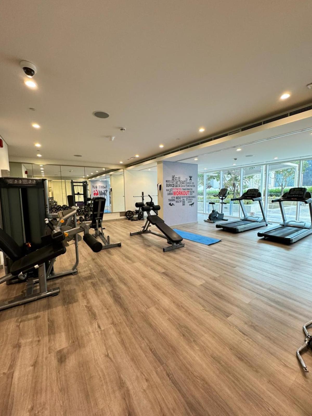 Apartment Chic 1-bedroom Retreat With Stunning Canal View Near Burj Khalifa & Business Bay *