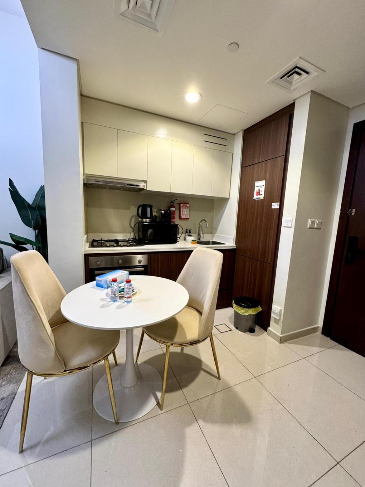 Apartment Chic 1-bedroom Retreat With Stunning Canal View Near Burj Khalifa & Business Bay