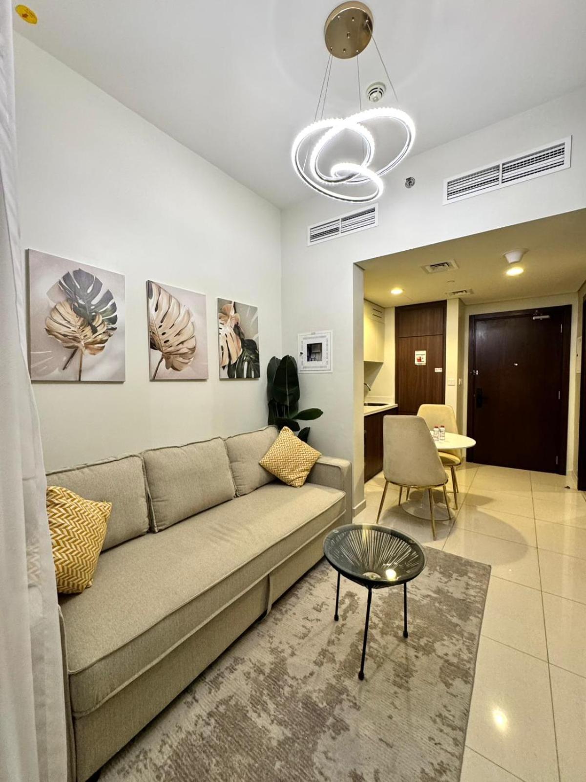 Chic 1-bedroom Retreat With Stunning Canal View Near Burj Khalifa & Business Bay *
