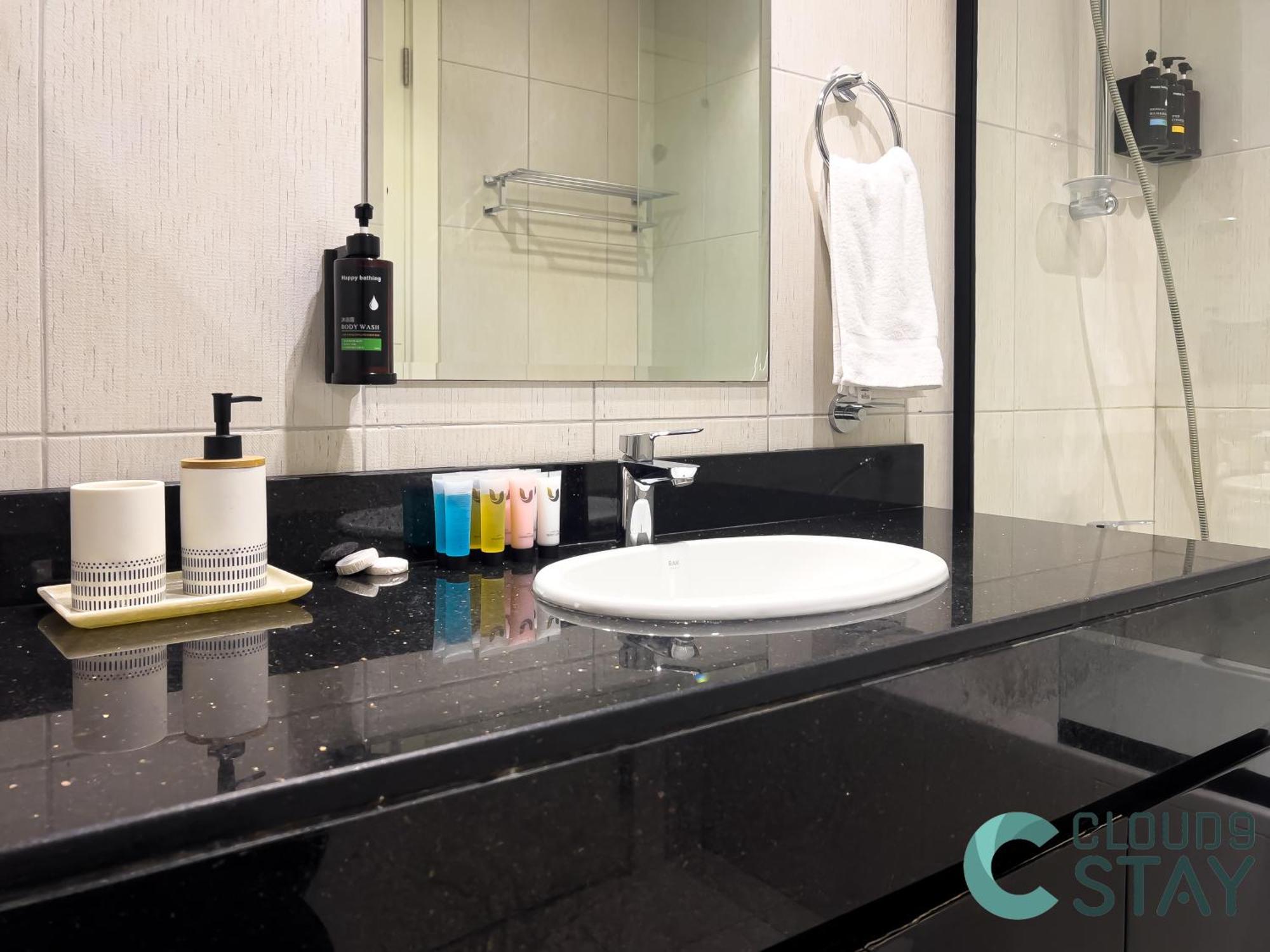 Apartment Cloud 9 - Damac Ghalia Tower *