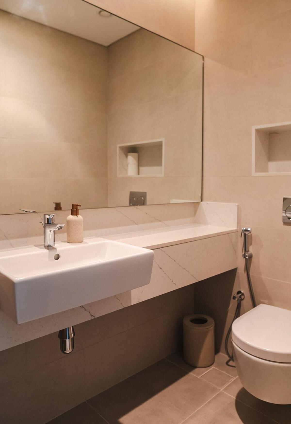 Luxury Jumeirah Canal Front Designer Sleeps4 Apartment