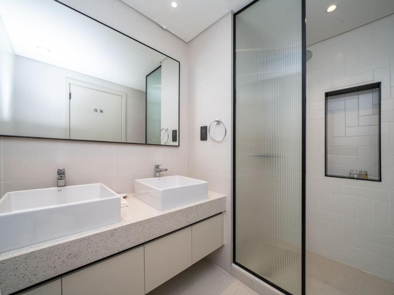 Gorgeous Beachfront 2 Bed Retreat In Marina Vista * Dubai