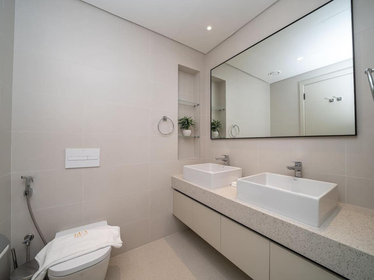 Apartment Gorgeous Beachfront 2 Bed Retreat In Marina Vista